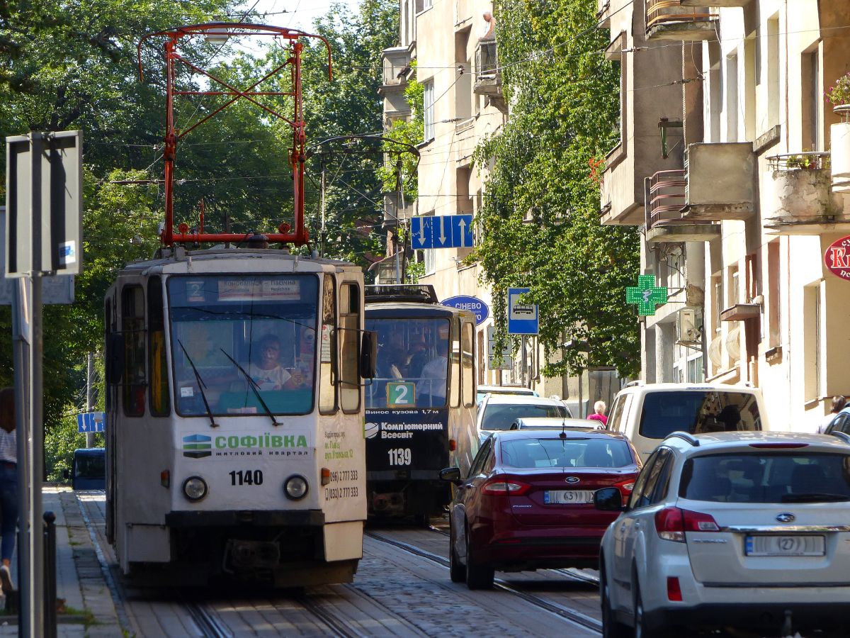 LKP (Львівське комунальне підприємство) LET (Lviv Elektro Trans) Strassenbahn 1140 Tatra KT4SU Baujahr 1988. Henerala Chuprynky Strasse ,Lviv, Ukraine 05-0920-19.

LKP (Львівське комунальне підприємство) LET (Lviv Elektro Trans) tram 1140 Tatra KT4SU bouwjaar 1988. Henerala Chuprynky straat ,Lviv, Oekrane 05-0920-19.