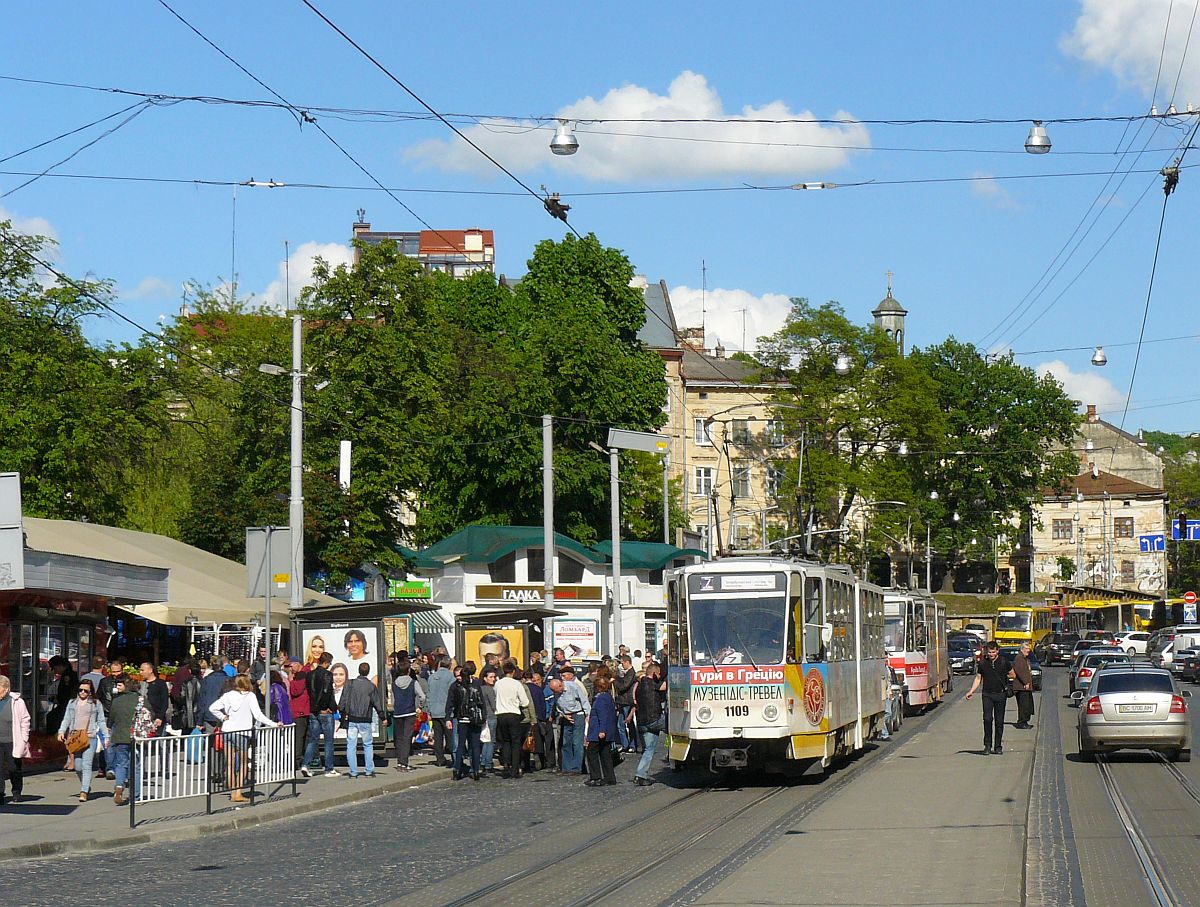 LKP (Львівське комунальне підприємство) Lviv ElektroTrans TW 1109 Torhovastrasse, Lviv, Ukraine 13-05-2014.

LKP (Львівське комунальне підприємство) Lviv ElektroTrans tram 1109 met daar achter tram 1169. Torhovastraat, Lviv, Oekrane 13-05-2014.