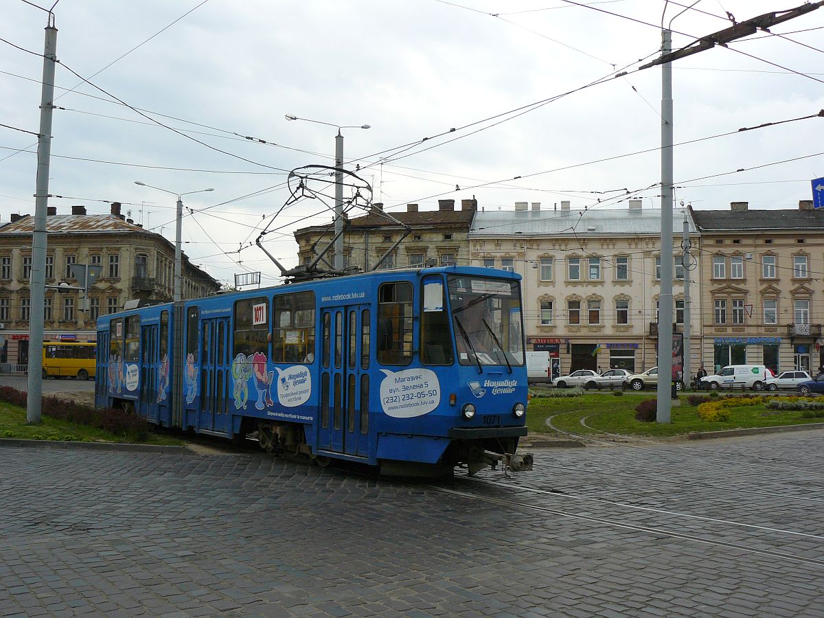 LKP (Львівське комунальне підприємство) Lviv ElektroTrans TW 1071 Tatra KT4SU Baujahr 1984. Chernivetskastraat LvUkraine 08-05-2014.

LKP (Львівське комунальне підприємство) Lviv ElektroTrans tram 1071 Tatra KT4SU bouwjaar 1984. Chernivetskastraat Lviv, Oekrane 08-05-2014.