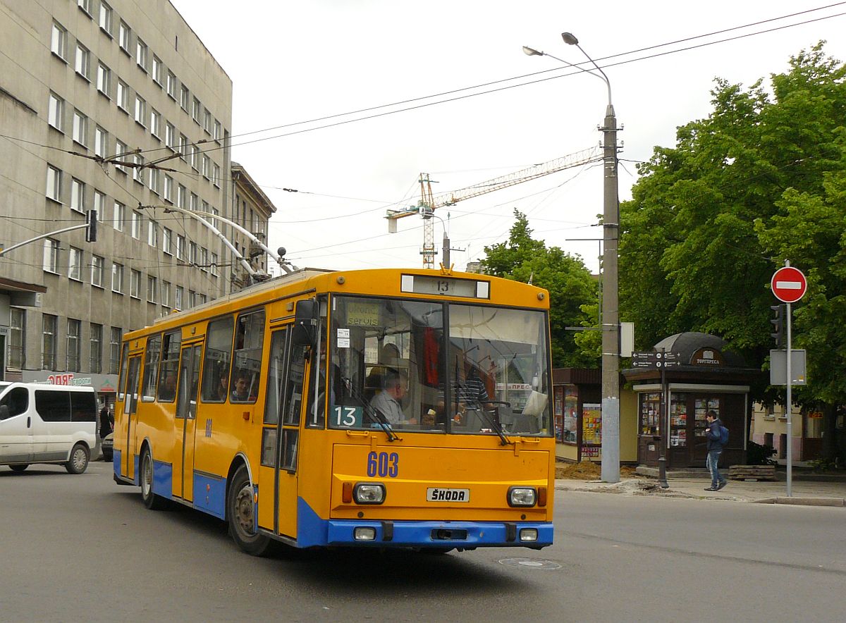 LKP (Львівське комунальне підприємство) Lviv ElektroTrans O-Bus 603 koda 14Tr11 Baujahr 1991. Prospekt Vyacheslava Chernovola, Lviv, Ukraine 08-05-2014.

LKP (Львівське комунальне підприємство) Lviv ElektroTrans trolleybus 603 koda 14Tr11 bouwjaar 1991. Prospekt Vyacheslava Chernovola, Lviv, Oekrane 08-05-2014.