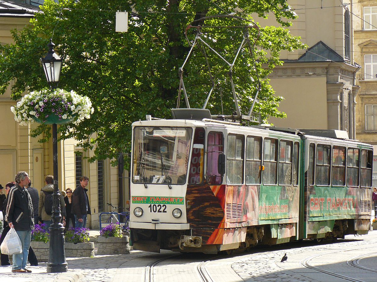 LKP (Львівське комунальне підприємство) Lviv Elektro Trans TW 1022 Tatra KT4SU Baujahr 1981. Katedralnaplatz, Lviv 16-05-2014.

LKP (Львівське комунальне підприємство) Lviv Elektro Trans tram  1022 Tatra KT4SU bouwjaar 1981. Katedralnaplein, Lviv 16-05-2014.