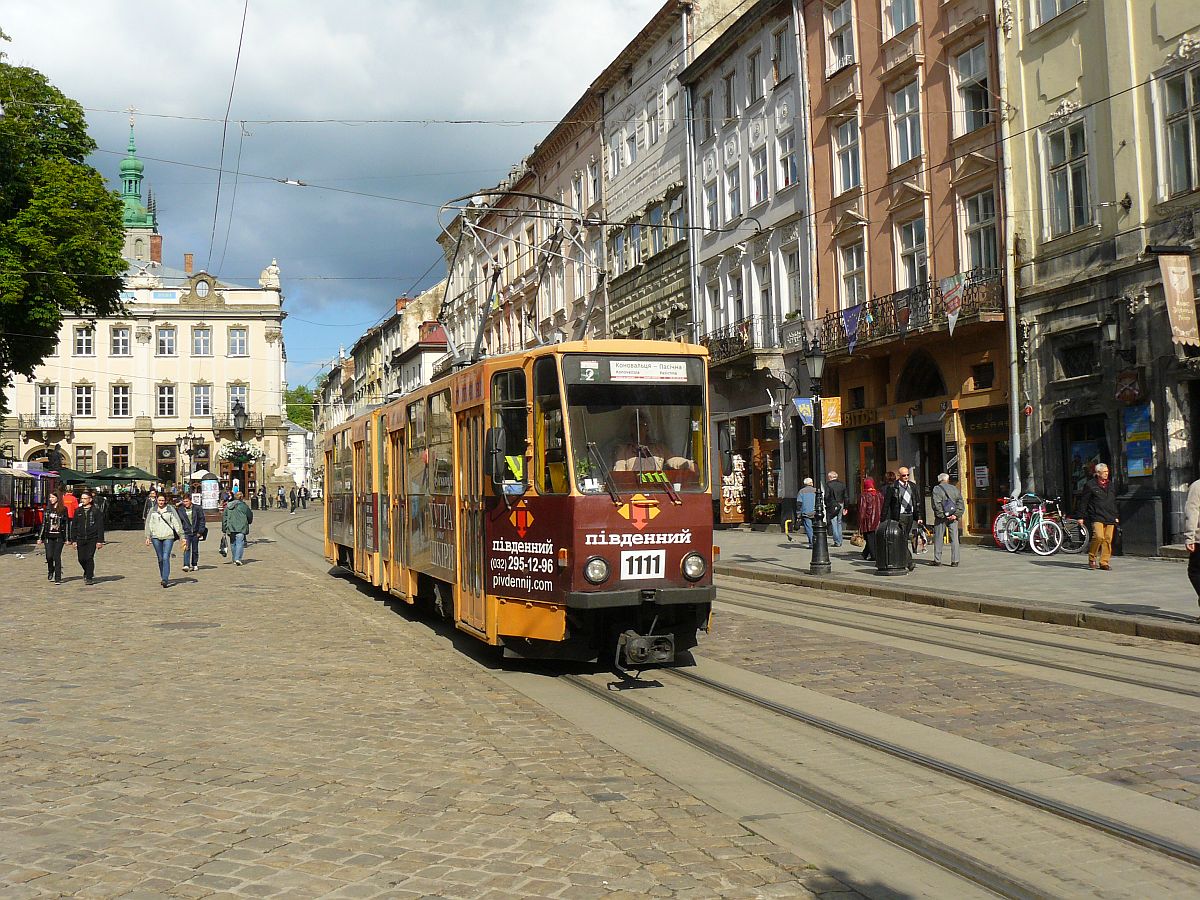 LKP (Львівське комунальне підприємство) Lviv ElektroTrans LET TW 1111 Tatra KT4SU Baujahr 1987 Rynokplatz Lviv, Ukraine 16-05-2014.

LKP (Львівське комунальне підприємство) Lviv ElektroTrans LET tram 1111 Tatra KT4SU bouwjaar 1987 Rynokplein Lviv, Oekrane 16-05-2014.