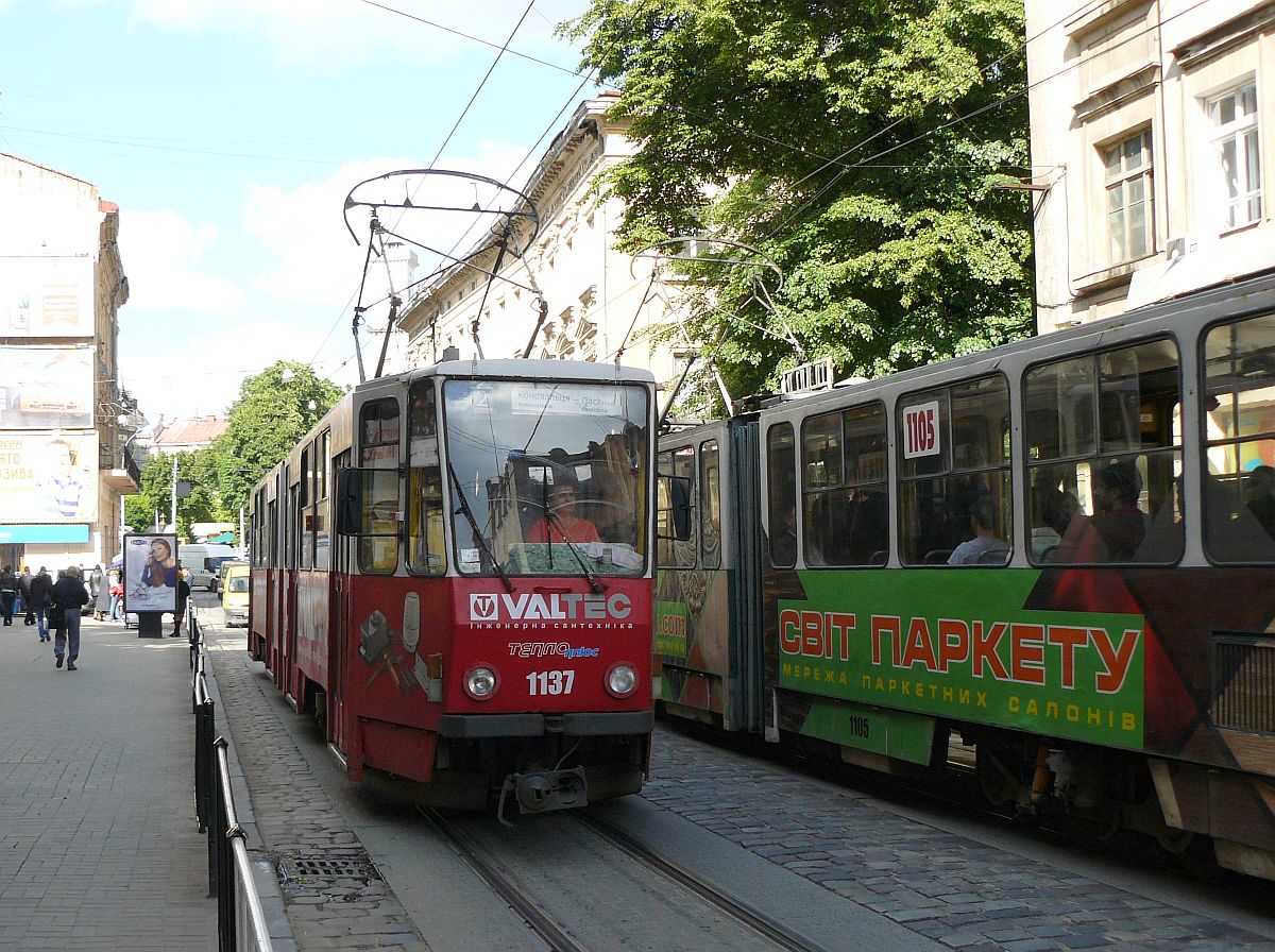 LKP (Львівське комунальне підприємство) Lviv Elektro Trans TW 1137 Tatra KT4SU Baujahr 1988. Petra Doroshenkastrasse, Lviv, Ukraine 28-05-2015.

LKP (Львівське комунальне підприємство) Lviv Elektro Trans tram 1137 Tatra KT4SU bouwjaar 1988. Petra Doroshenkastraat, Lviv, Oekrane 28-05-2015.