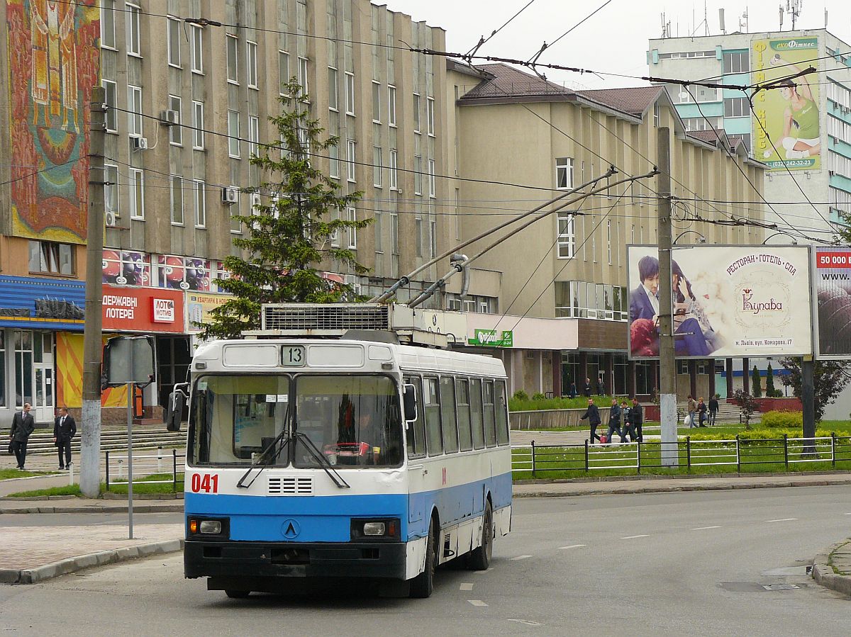 LKP (Львівське комунальне підприємство) Lviv Elektro Trans O-Bus 041 LAZ-52522 Baujahr 1997. Prospekt Viacheslava Chornovola, Lviv, Ukraine 24-05-2015.

LKP (Львівське комунальне підприємство) Lviv Elektro Trans trolleybus 041 LAZ-52522 bouwjaar 1997. Rotonde aan het begin van de Prospekt Viacheslava Chornovola, Lviv, Oekrane 24-05-2015.