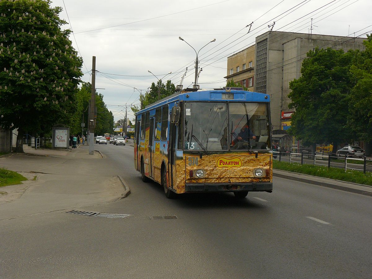 LKP (Львівське комунальне підприємство) Lviv ElektroTrans O-Bus 574 koda 14Tr11 Baujahr 1990. Prospekt Vyacheslava Chernovola, Lviv 11-05-2014.

LKP (Львівське комунальне підприємство) Lviv ElektroTrans trolleybus 574 koda 14Tr11 bouwjaar 1990. Prospekt Vyacheslava Chernovola, Lviv 11-05-2014.