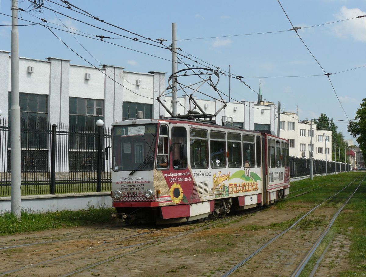 LKP (Львівське комунальне підприємство) Lviv Elektro Trans TW 1151 Tatra KT4D ex-EVAG Erfurt Baujahr 1981. Chernivetskastrasse, Lviv 20-05-2015.

LKP (Львівське комунальне підприємство) Lviv Elektro Trans tram 1151 Tatra KT4D ex-EVAG Erfurt bouwjaar 1981. Chernivetskastraat, Lviv 20-05-2015.