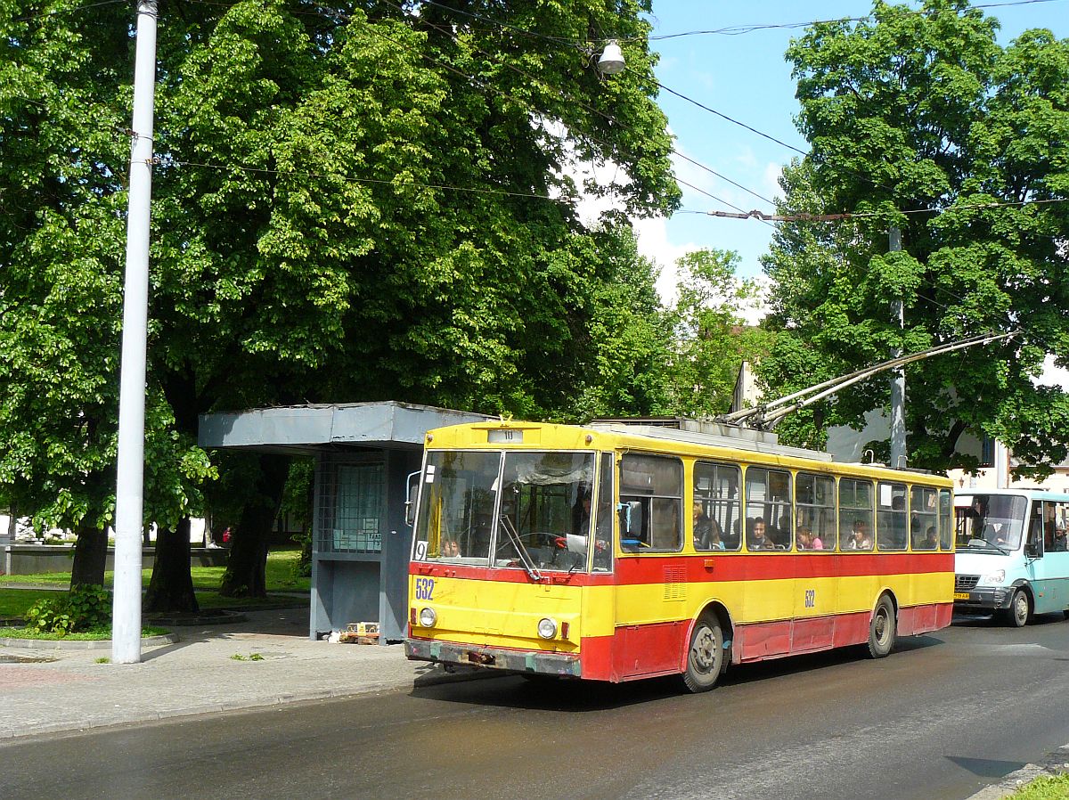 LKP (Львівське комунальне підприємство) Lviv ElektroTrans O-Bus 532 koda 14Tr02/6 Baujahr 1988. Mytropolyta Anhelovychastrasse, Lviv 16-05-2014.


LKP (Львівське комунальне підприємство) Lviv ElektroTrans trolleybus 532 koda 14Tr02/6 bouwjaar 1988. Mytropolyta Anhelovychastraat, Lviv 16-05-2014.