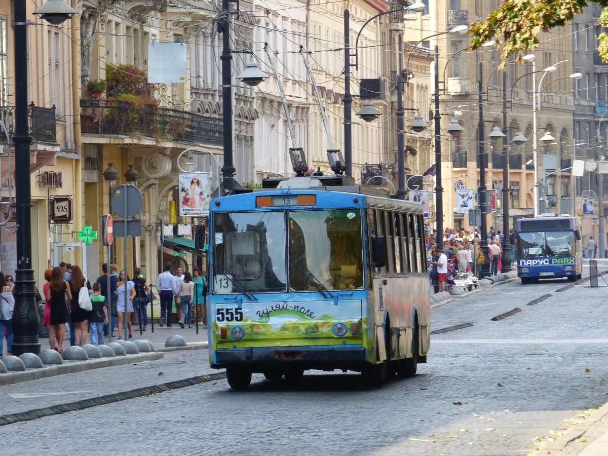 LKP (Львівське комунальне підприємство) Lviv Elektro Trans O-Bus 555 koda 14Tr11/6 Baujahr 1989. Prospekt Svobody, Lviv 04-09-2016.

LKP (Львівське комунальне підприємство) Lviv Elektro Trans trolleybus 555 koda 14Tr11/6 bouwjaar 1989. Prospekt Svobody, Lviv 04-09-2016.