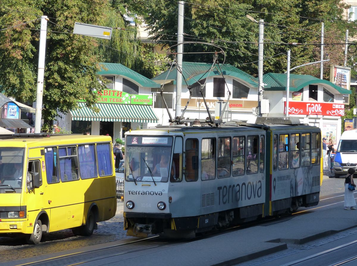 LKP (Львівське комунальне підприємство) Lviv Elektro Trans TW 1054 Tatra KT4SU Baujahr 1984. Torhova Strasse Lviv, Ukraine 08-09-2016.

LKP (Львівське комунальне підприємство) Lviv Elektro Trans tram 1054 Tatra KT4SU bouwjaar 1984. Torhova straat Lviv, Oekrane 08-09-2016.