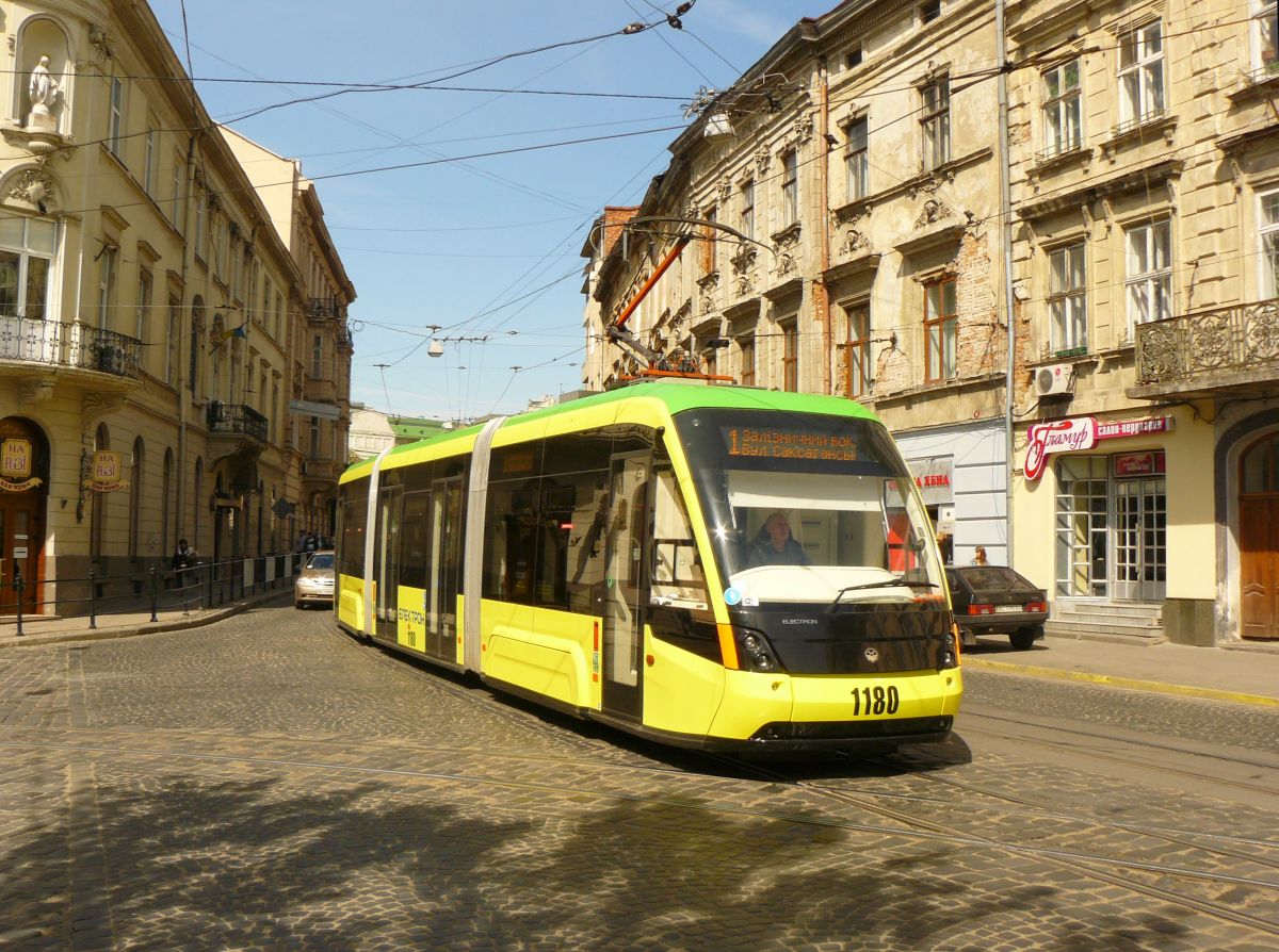 LKP (Львівське комунальне підприємство) Lviv Elektro Trans TW 1180 Elektron T3L44 Baujahr 2014. Soborna Platz, Lviv 18-05-2015.

LKP (Львівське комунальне підприємство) Lviv Elektro Trans tram 1180 Elektron T3L44 bouwjaar 2014. Soborna plein, Lviv 18-05-2015.