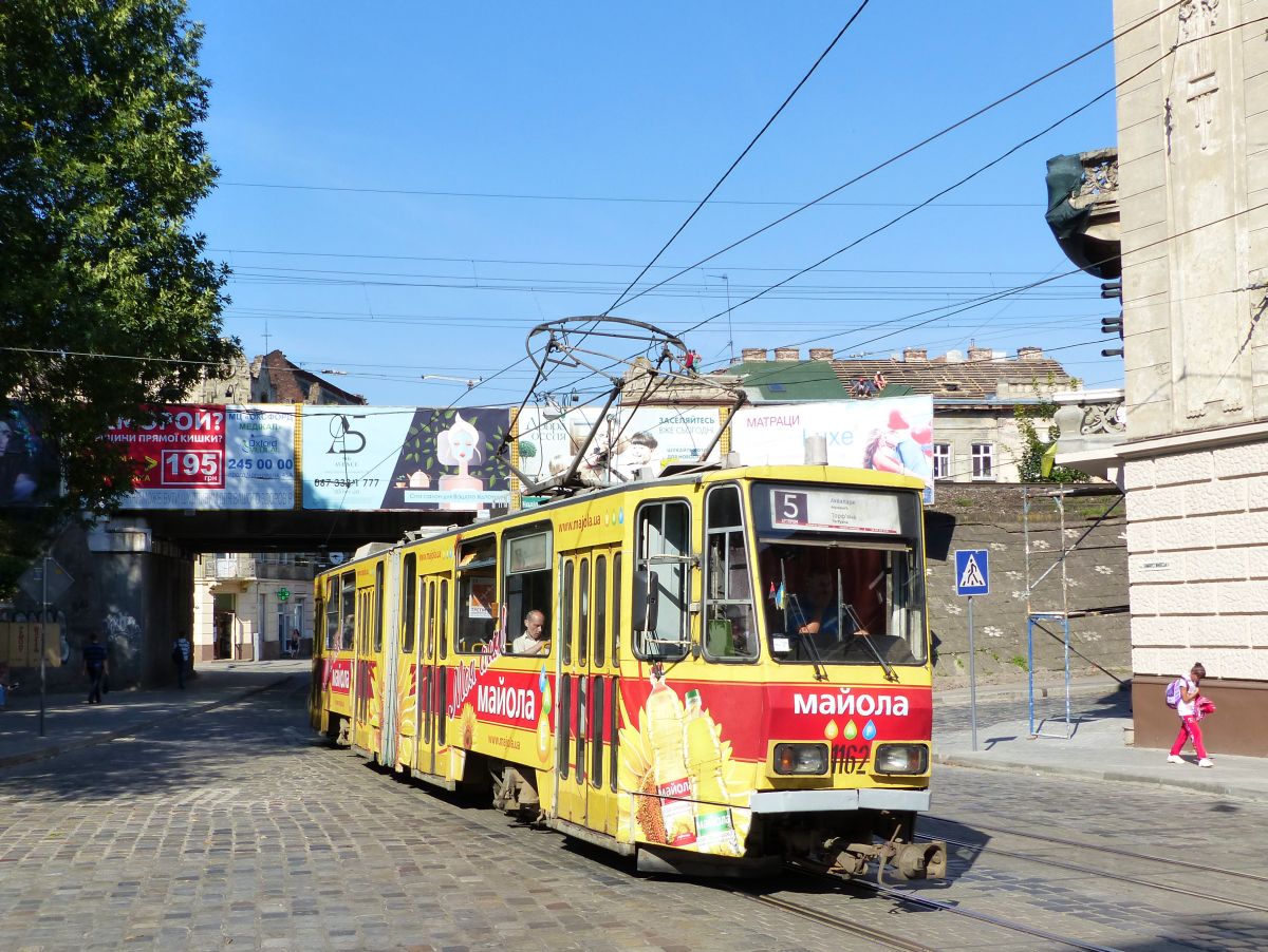 LKP (Львівське комунальне підприємство) Lviv Elektro Trans TW 1162 Tatra KT4D Baujahr 1987 ex-332 GVB Gera, Deutschlamd. Zamarstynivska Strasse, Lviv, Ukraine 08-09-2016.

LKP (Львівське комунальне підприємство) Lviv Elektro Trans tram 1162 Tatra KT4D bouwjaar 1987 Ex-tram nummer332 van GVB Gera, Duitsland. Zamarstynivska straat, Lviv, Oekrane 08-09-2016.