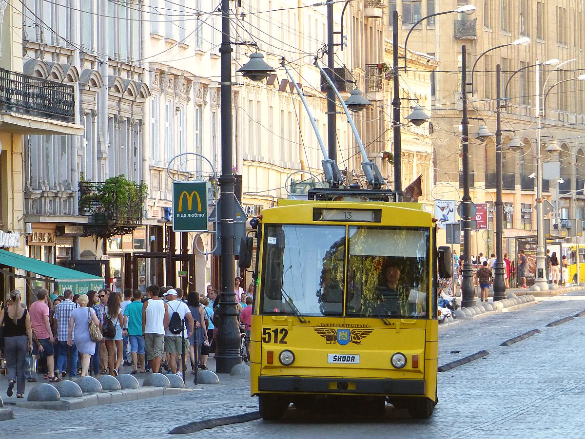 LKP (Львівське комунальне підприємство) Lviv Elektro Trans O-Bus 512 koda 14Tr02/6 Baujahr 1988. Prospekt Svobody, Lviv, Ukraine 27-08-2016.

LKP (Львівське комунальне підприємство) Lviv Elektro Trans trolleybus 512 koda 14Tr02/6 bouwjaar 1988. Prospekt Svobody, Lviv, Oekrane 27-08-2016.