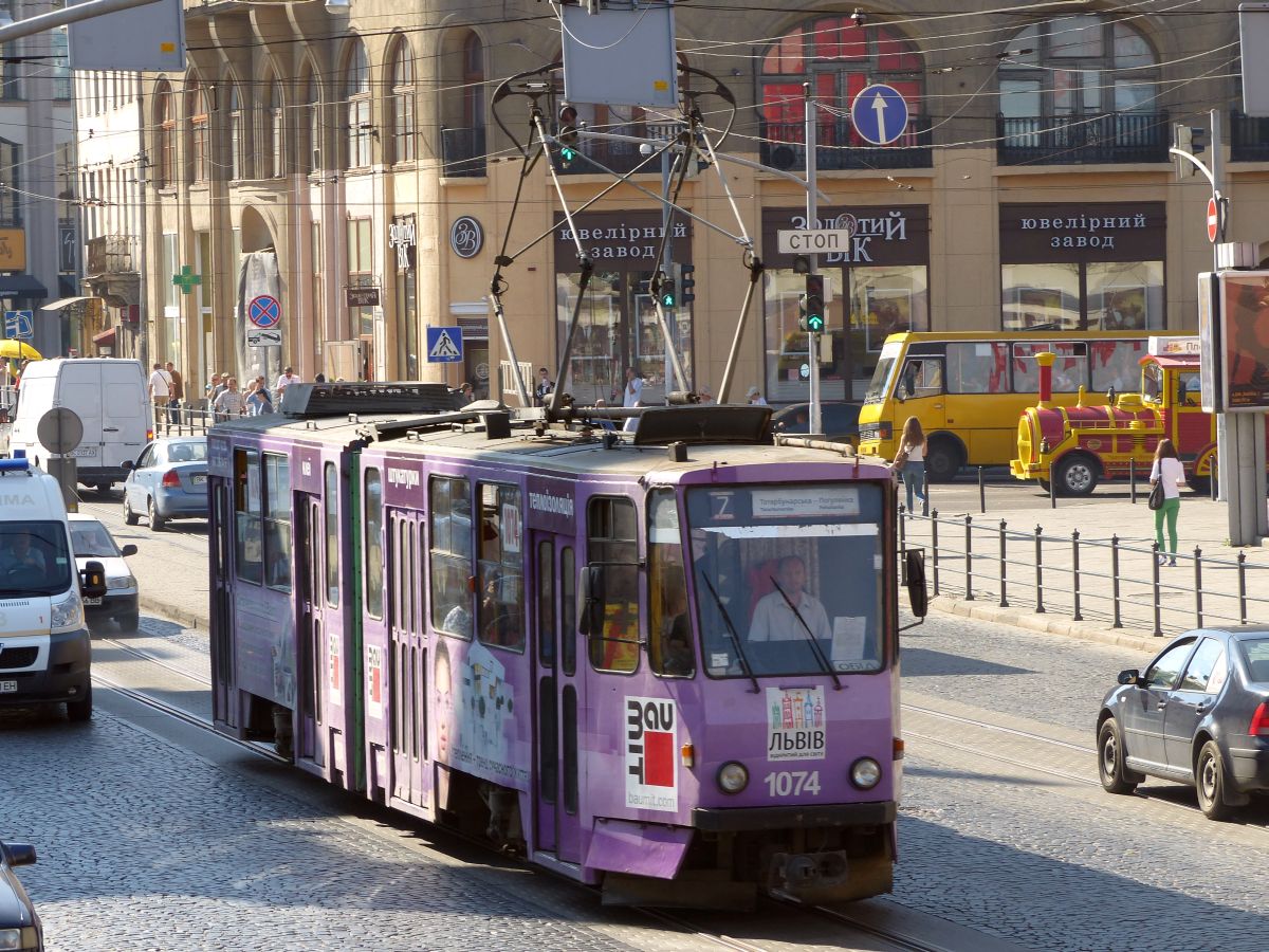 LKP (Львівське комунальне підприємство) Lviv Elektro Trans TW 1074 Tatra KT4SU Baujahr 1985. Torhova straat Lviv, Ukraine 08-09-2016.

LKP (Львівське комунальне підприємство) Lviv Elektro Trans tram 1074 Tatra KT4SU bouwjaar 1985. Torhova straat Lviv, Oekrane 08-09-2016.