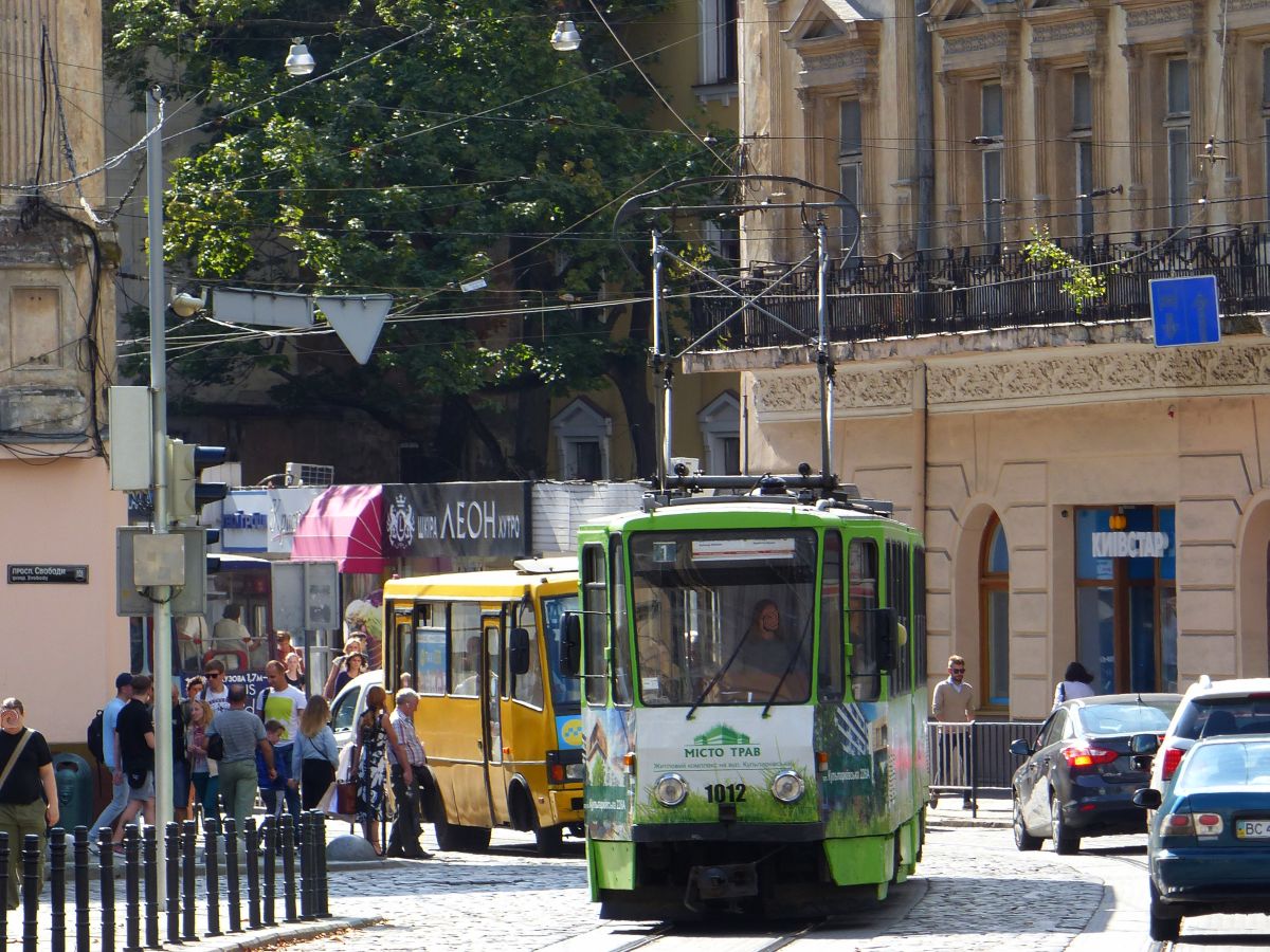 LKP (Львівське комунальне підприємство) Lviv Elektro Trans Tw 1012 Tatra KT4SU Baujahr 1981 Prospekt Svobody, Lviv, Ukraine 30-08-2016.

LKP (Львівське комунальне підприємство) Lviv Elektro Trans tram 1012 Tatra KT4SU bouwjaar 1981 Prospekt Svobody, Lviv, Oekrane 30-08-2016.