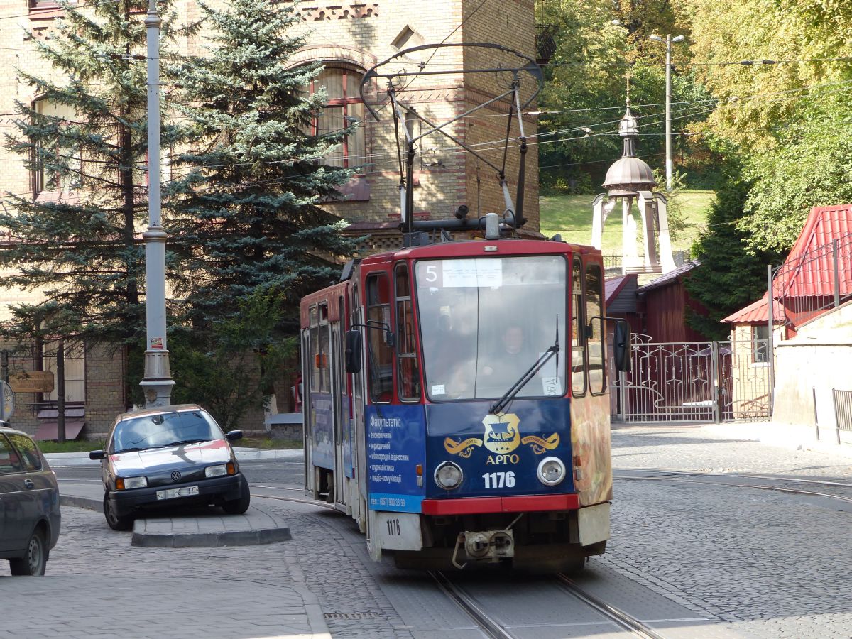 LKP (Львівське комунальне підприємство) Lviv Elektro Trans TW 1176 Tatra KT4D Baujahr 1987. Ex EVAG TW 521 Erfurt, Deutschland. Pidvalna Strasse, Lviv, Ukraine 30-08-2016.

LKP (Львівське комунальне підприємство) Lviv Elektro Trans tram 1176 Tatra KT4D bouwjaar 1987. Ex-521 van EVAG Erfurt, Duitsland. Pidvalna straat, Lviv, Oekrane 30-08-2016.