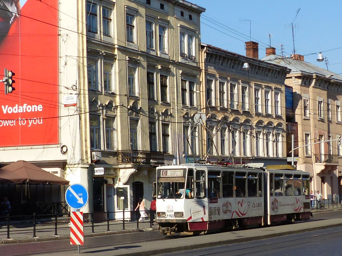 LKP (Львівське комунальне підприємство) Lviv Elektro Trans TW 1163 Tatra KT4D Baujahr 1987 ex-Gera TW 337. Torhova Strasse, Lviv 08-09-2016.

LKP (Львівське комунальне підприємство) Lviv Elektro Trans tram 1163 Tatra KT4D bouwjaar 1987 ex-Gera tram 337. Torhova straat, Lviv 08-09-2016.