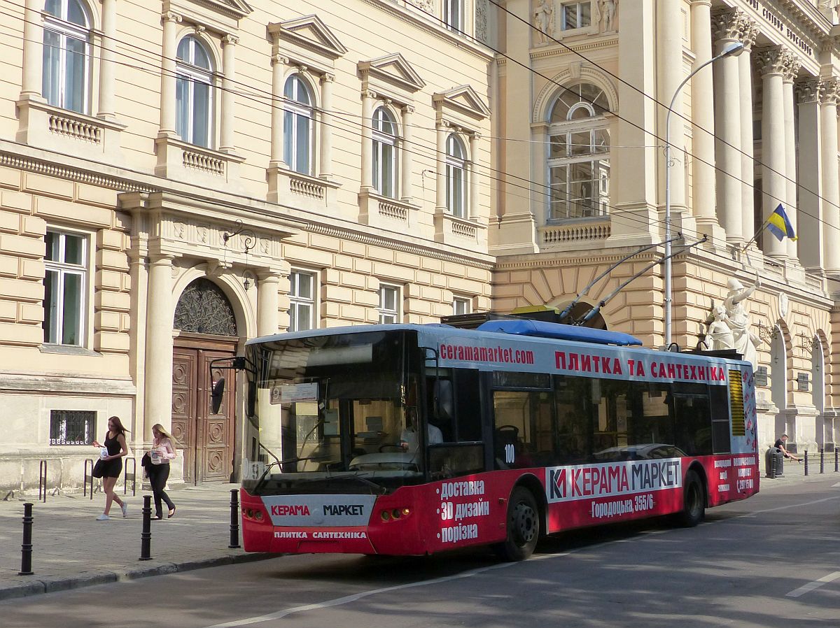 LKP LET O-Bus 100 LAZ Е183D1 Baujahr 2006. Universitetska Strasse, Lviv, Ukraine 04-09-2016.

LKP LET trolleybus 100 LAZ Е183D1 bouwjaar 2006. Universitetska straat, Lviv, Oekrane 04-09-2016.