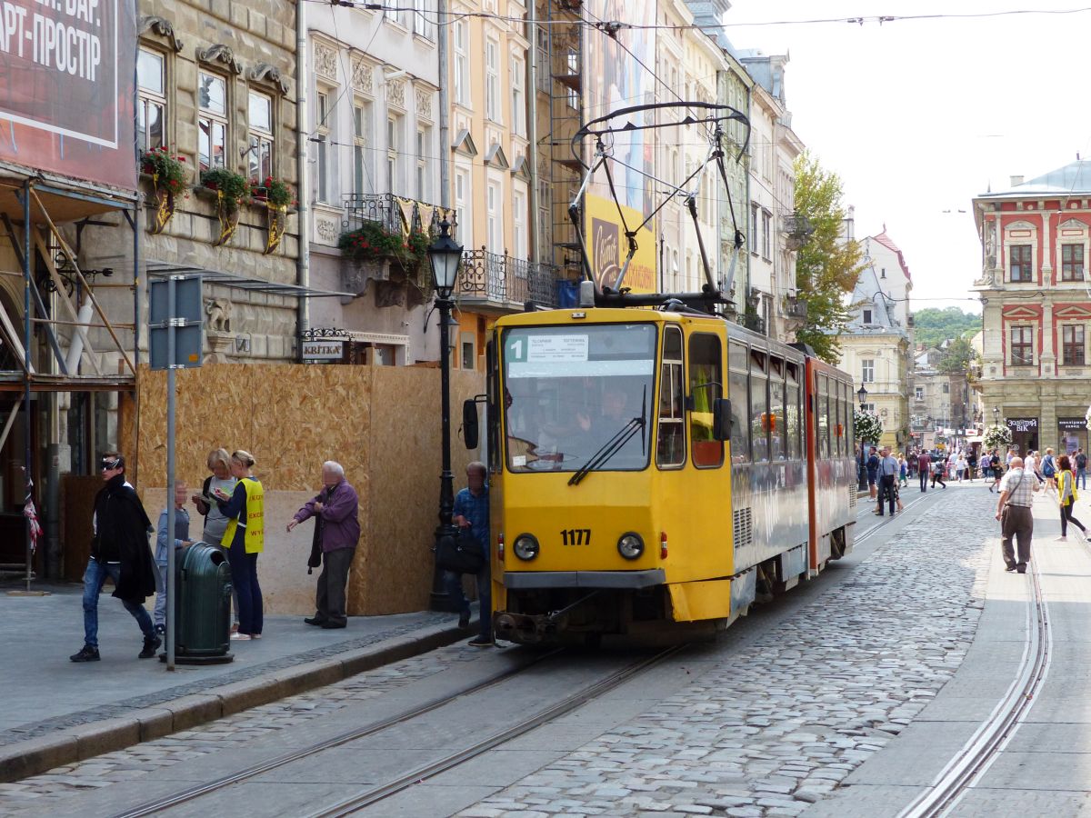 LKP LET Strassenbahn 1177 Tatra KT4D ex-EVAG Erfurt Baujahr 1987. Rynok Platz Lviv, Ukraine 22-08-2019.

LKP LET tram 1177 Tatra KT4D ex-EVAG Erfurt bouwjaar 1987. Rynok plein Lviv, Oekrane 22-08-2019.