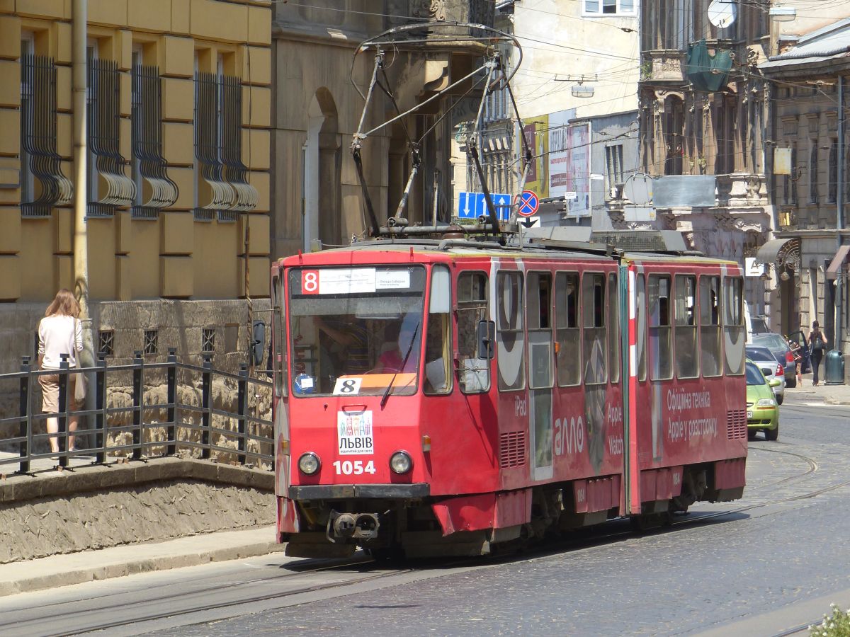 LKP LET Strassenbahnfahrzeug 1054 Tatra KT4SU Baujahr 1984. Ivana Franka Strasse, Lviv 31-05-2018.

LKP LET tram 1054 Tatra KT4SU bouwjaar 1984. Ivana Franka straat, Lviv 31-05-2018.