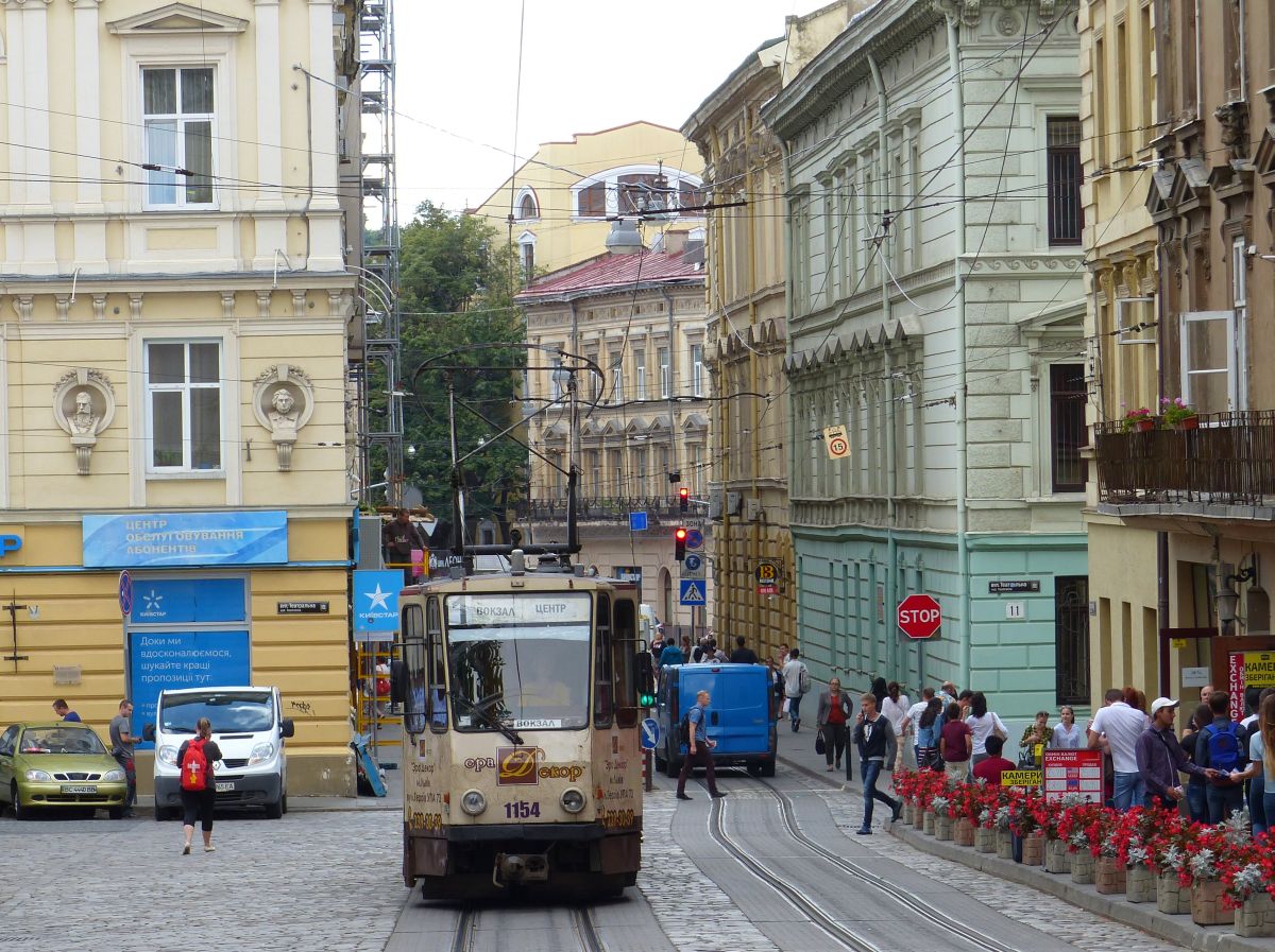 LKP LET TW 1154 Tatra KT4D Baujahr 1987. Ex-Wagen 527 EVAG Erfurt, Deutschland. Katedralna Platz Lviv, Ukraine 30-08-2016.

LKP LET tram 1154 Tatra KT4D bouwjaar 1987. Ex-tram 527 EVAG Erfurt, Duitsland. Katedralna plein Lviv, Oekrane 30-08-2016.