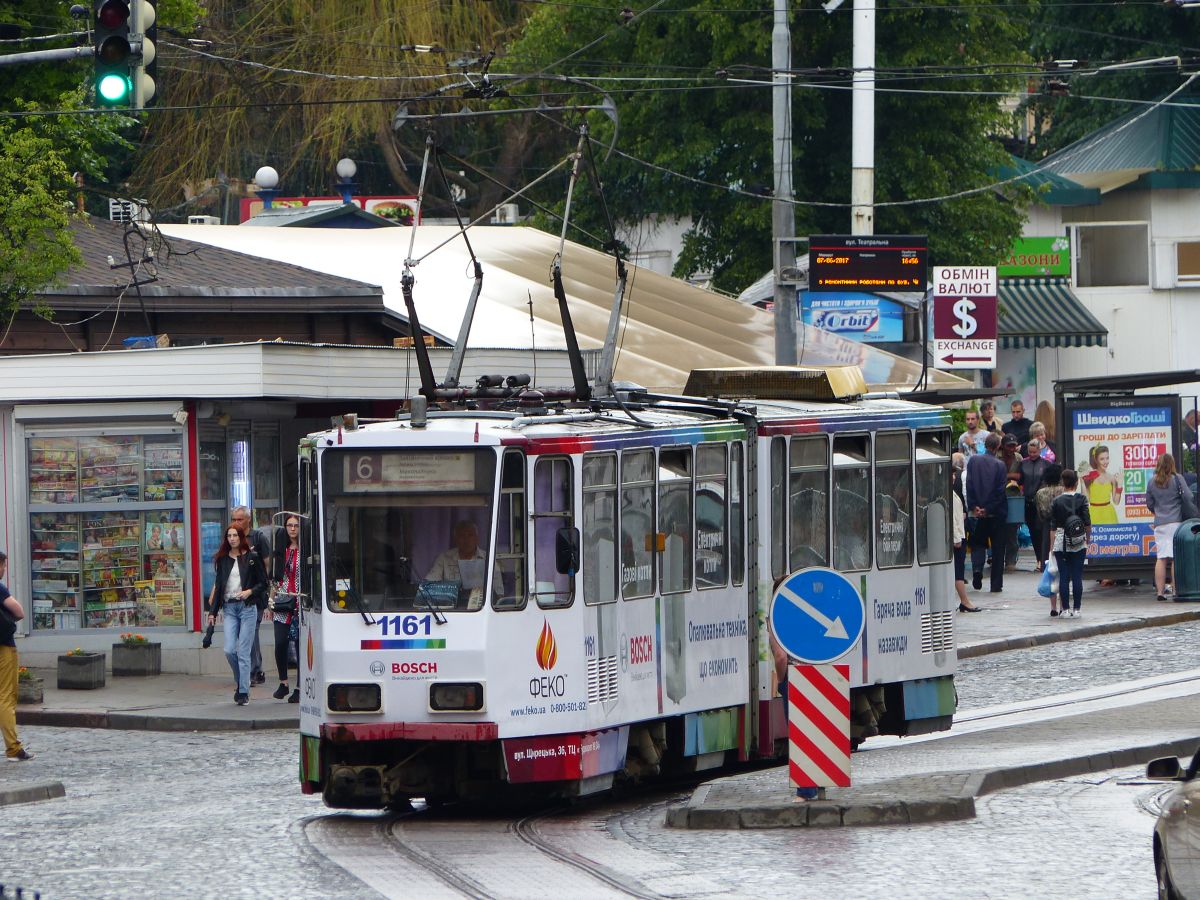 LKP LET TW 1161 Tatra KT4D Baujahr 1986. Ex-331 GVB Gera, Deutschland. Torhova Strasse, Lviv, Ukraine 07-06-2017.

LKP LET tram 1161 Tatra KT4D bouwjaar 1986. Ex-tram 331 van GVB Gera uit Duitsland. Torhova straat, Lviv, Oekrane 07-06-2017.