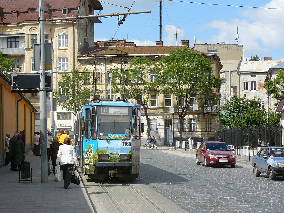 LKP LET TW 1165 Tatra KT4D Baujahr 1987 ex-GVB Gera. Haltestelle Teatr im. Lesi Ukrainki, Lviv 28-05-2015.

LKP LET tram 1165 Tatra KT4D bouwjaar 1987 ex-GVB Gera. Tramhalte Teatr im. Lesi Ukrainki, Lviv 28-05-2015.