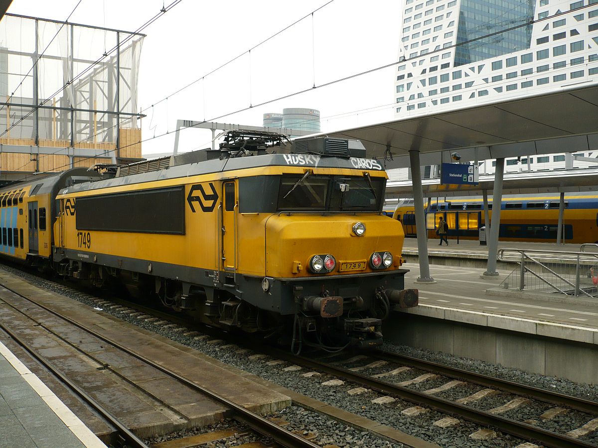 Loc 1749 mit Doppelstockwagen, Gleis 3 Utrecht Centraal Station 08-08-2017.

Loc 1749 met DDAR-3 nummer 7376, spoor 3 Utrecht Centraal Station 08-08-2017.