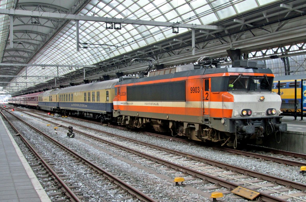 LOCON 9903 steht am 25 Oktober 2015 mit ein Sonderzug in Amsterdam centraal.