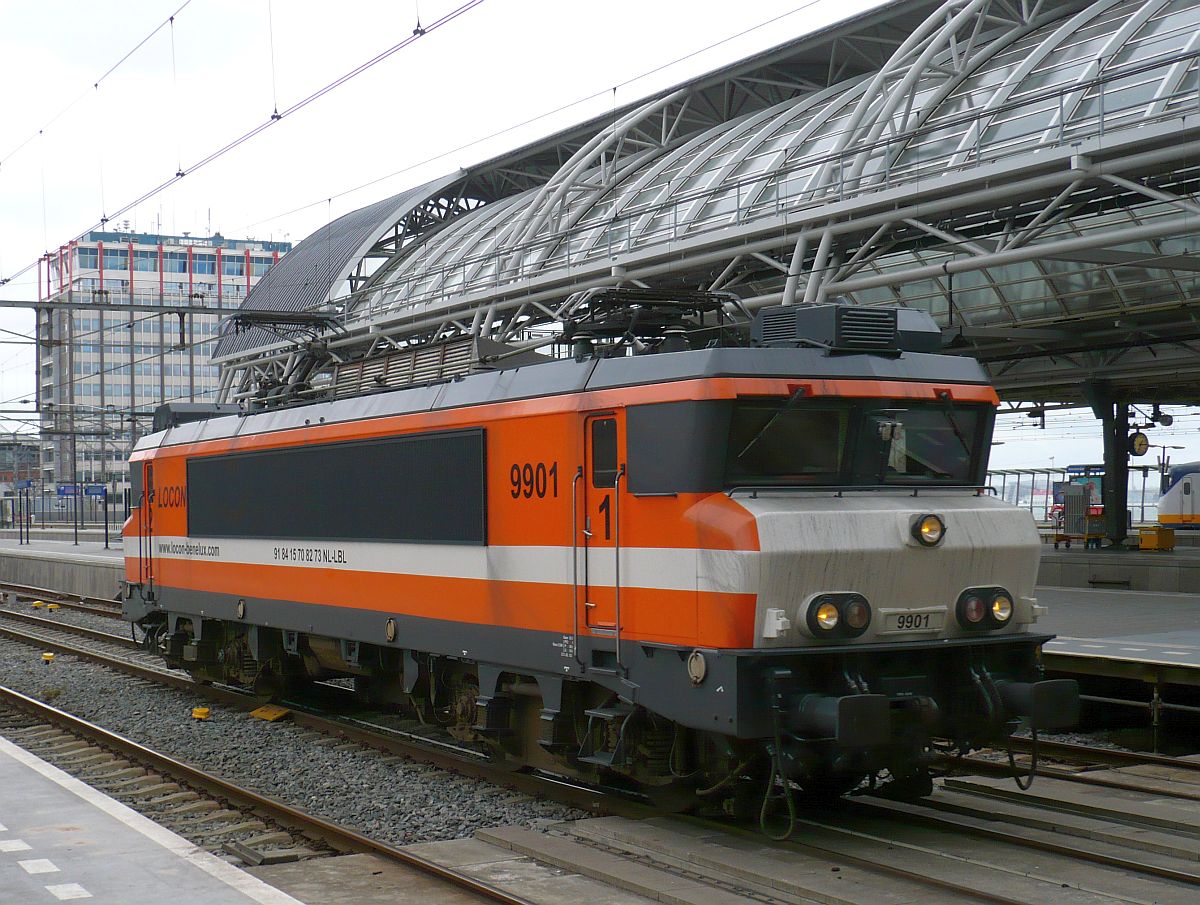 Locon Lok 9901 (ex-NS 1627). Gleis 6a Amsterdam Centraal Station 22-04-2015.

Locon elektrische locomotief 9901 (ex-NS 1627). Spoor 6a Amsterdam Centraal Station 22-04-2015.