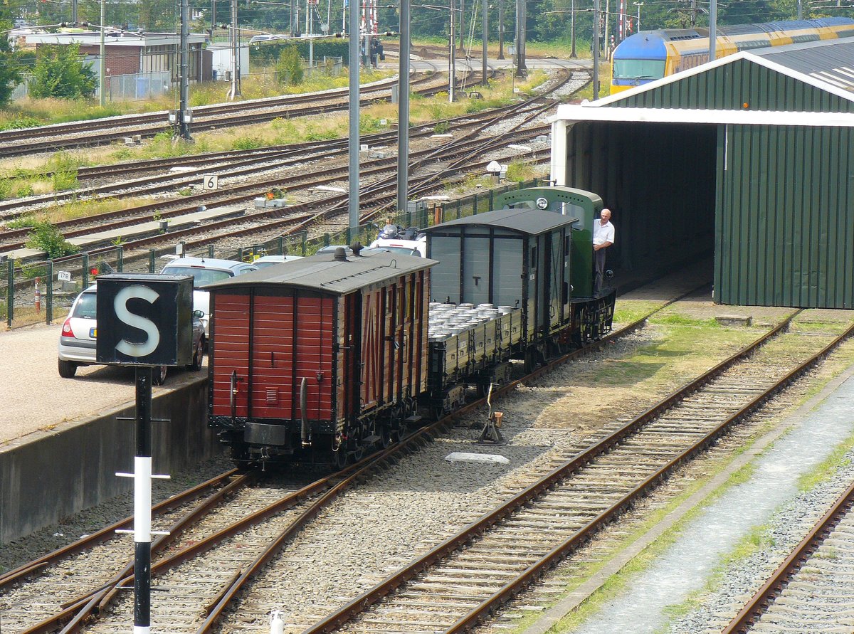 Lok 101 der SHM (Stoomtram Hoorn Medemblik) mit ein par Gterwagen in Hoorn 24-07-2013.

Loc 101 van SHM (Stoomtram Hoorn Medemblik) met enkele goederenwagens Hoorn 24-07-2013.