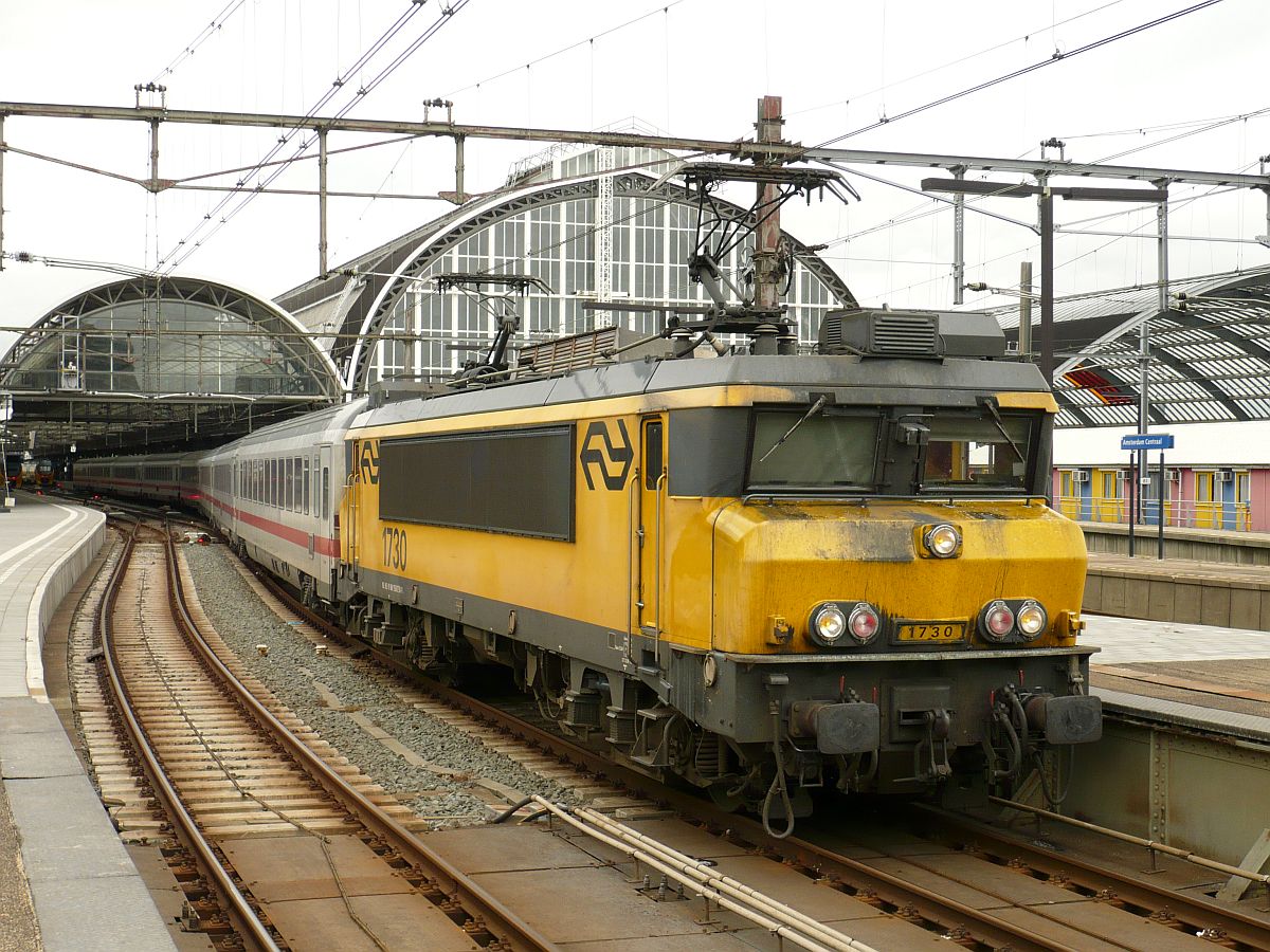 Lok 1730 mmit IC 145 nach Berlin Gleis 10 Amsterdam Centraal Station 18-06-2014.


Locomotief 1730 met trein IC 145 naar Berlijn op spoor 10 Amsterdam Centraal Station 18-06-2014.