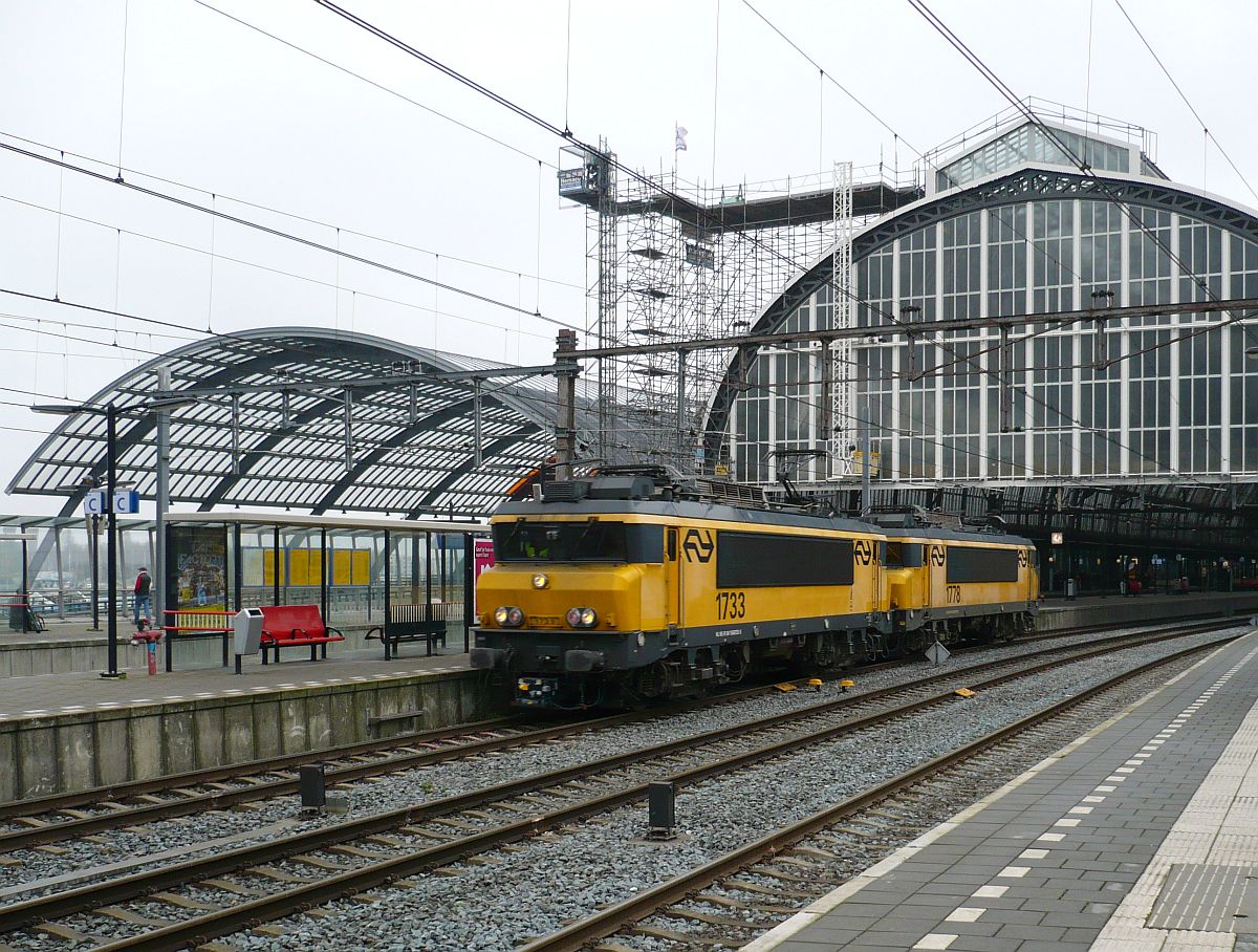 Lok 1733 und 1778 Gleis 13 Amsterdam Centraal Station 19-11-2014.

Loc 1733 (met automatische koppeling tbv DDAR) en 1778 spoor 13 Amsterdam CS 19-11-2014.