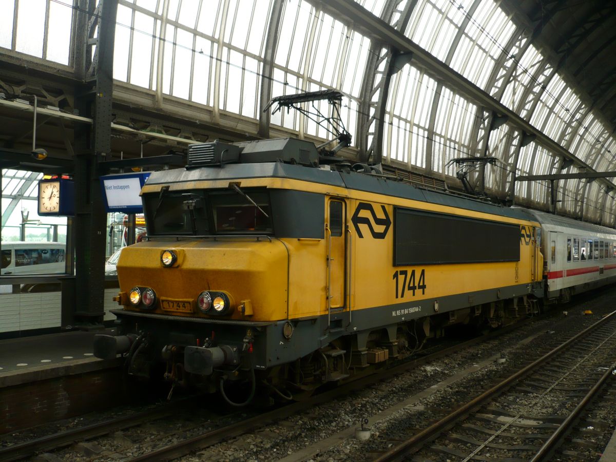 Lok 1744 mit IC 240 aus Berlin. Gleis 15 Amsterdam Centraal Station 16-09-2015. 

Loc 1744 met IC 240 uit Berlijn. Spoor 15 Amsterdam Centraal Station 16-09-2015.
