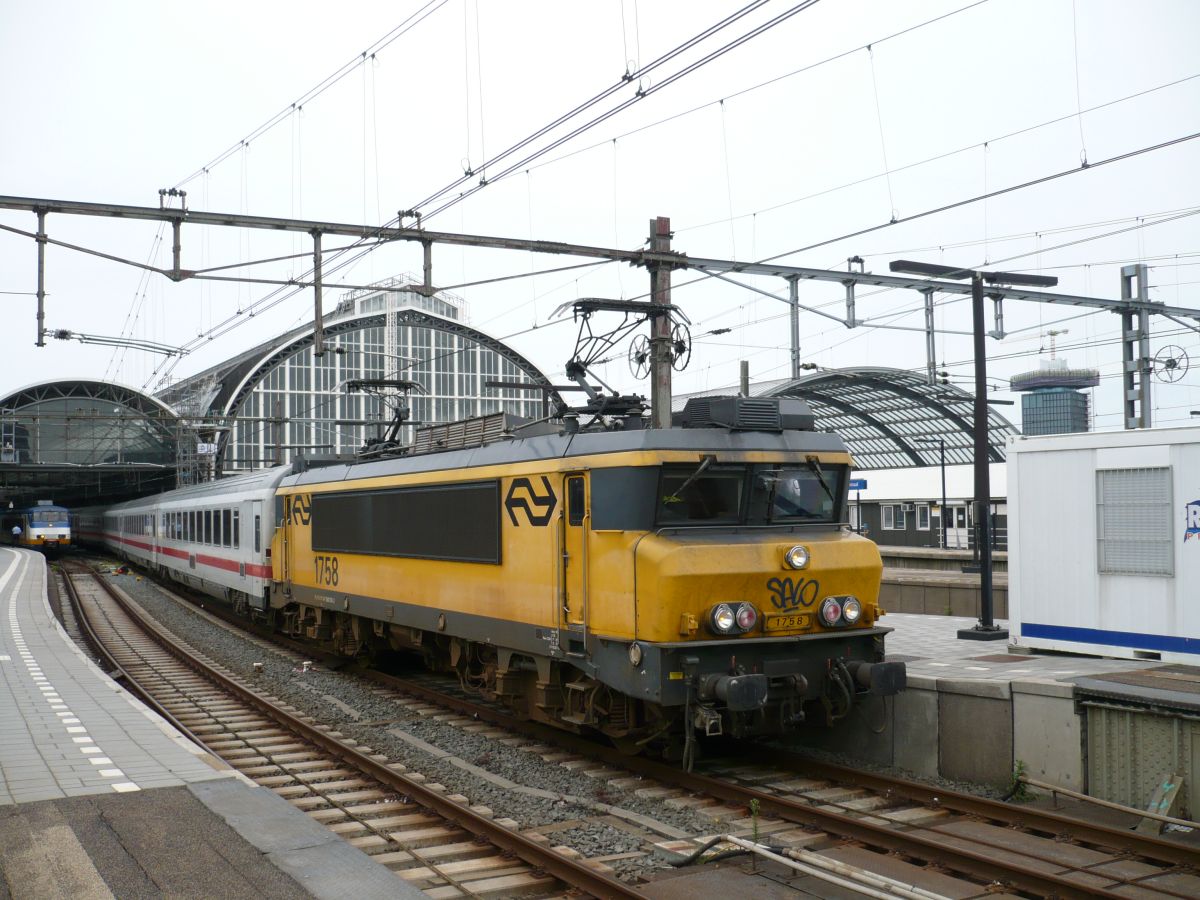 Lok 1758 mit IC 145 nach Berlin. Gleis 10b Amsterdam Centraal Station 19-08-2015.

loc 1758 met IC 145 naar Berlijn. Spoor 10b Amsterdam CS 19-08-2015.