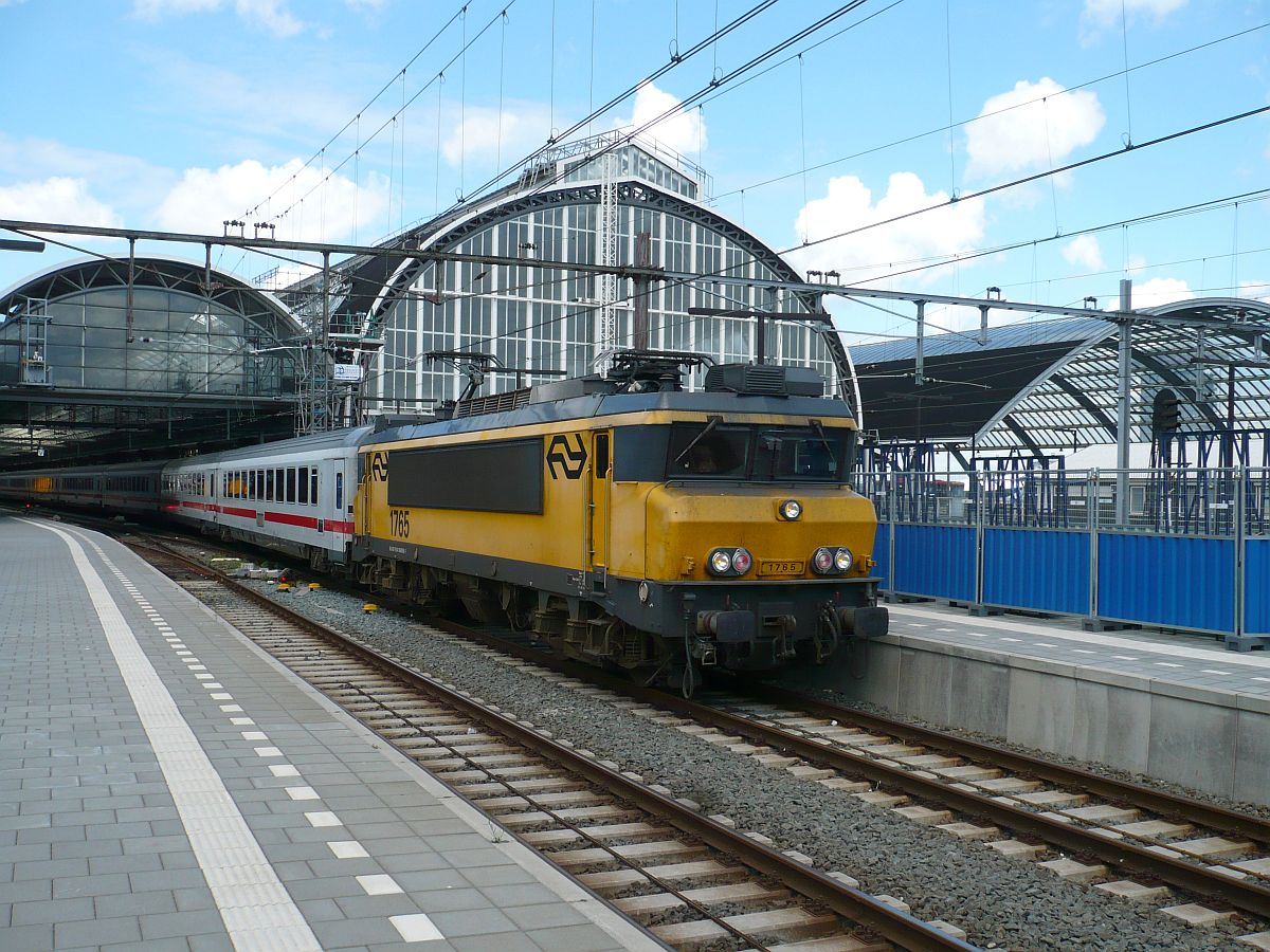 Lok 1765 mit IC 145 nach Berlin. Gleis 10 Amsterdam Centraal Station 22-07-2015.

Loc 1765 met IC 145 naar Berlijn. Spoor 10 Amsterdam Centraal Station 22-07-2015.