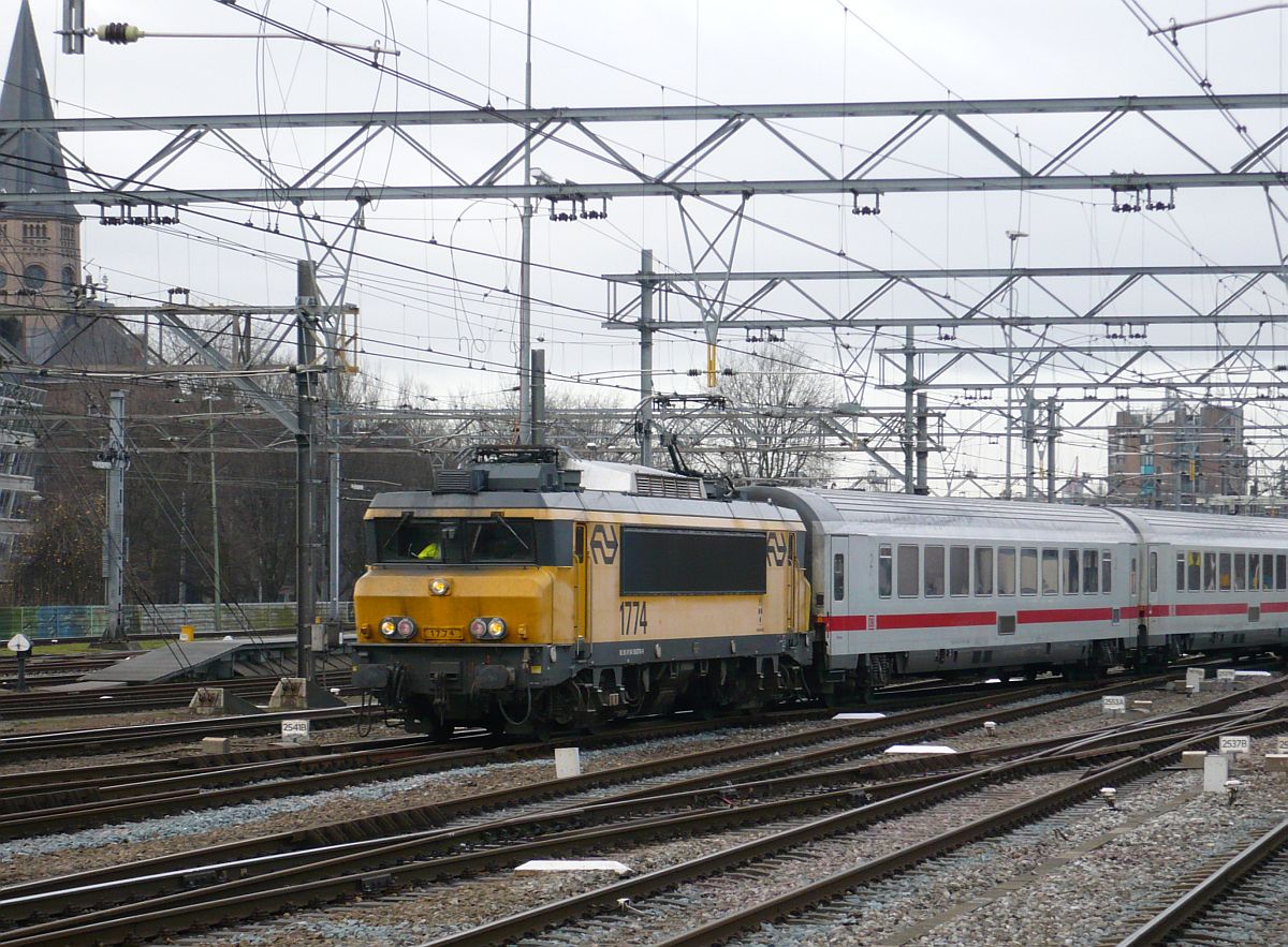 Lok 1774 mit IC 145 nach Berlin. Amsterdam Centraal Station 07-01-2015.


Loc 1774 met DB materieel voor IC 145 naar Berlijn. Amsterdam Centraal Station 07-01-2015.