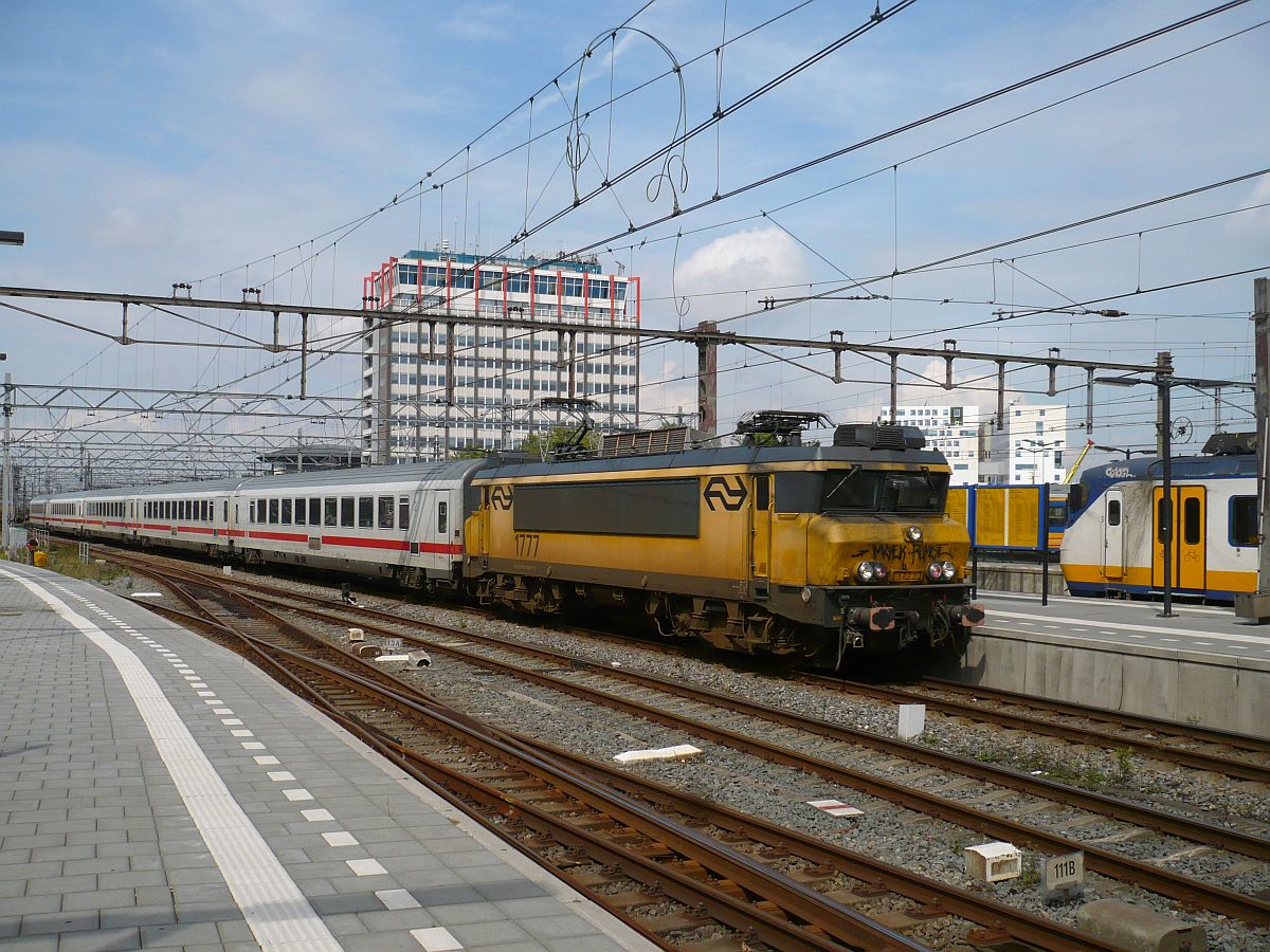 Lok 1777 mit IC 145 nach Berlin. Gleis 10b Amsterdam Centraal Station 19-08-2015.

Loc 1777 met IC 145 naar Berlijn. Spoor 10b Amsterdam Centraal Station 19-08-2015.