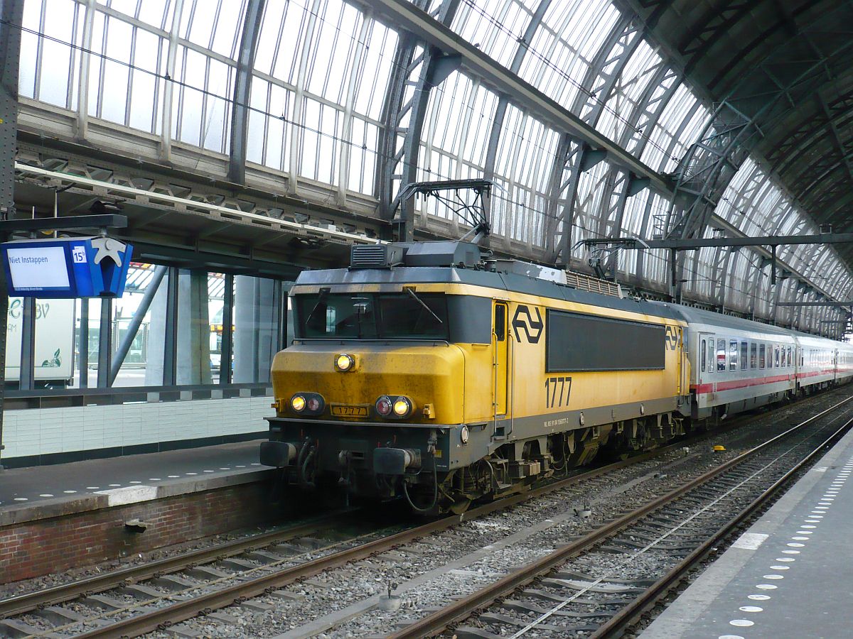 Lok 1777 mit IC 240 aus Berlin Gleis 15 Amsterdam Centraal Station 07-01-2015.

Loc 1777 met IC 240 uit Berlijn spoor 15 Amsterdam Centraal Station 07-01-2015.