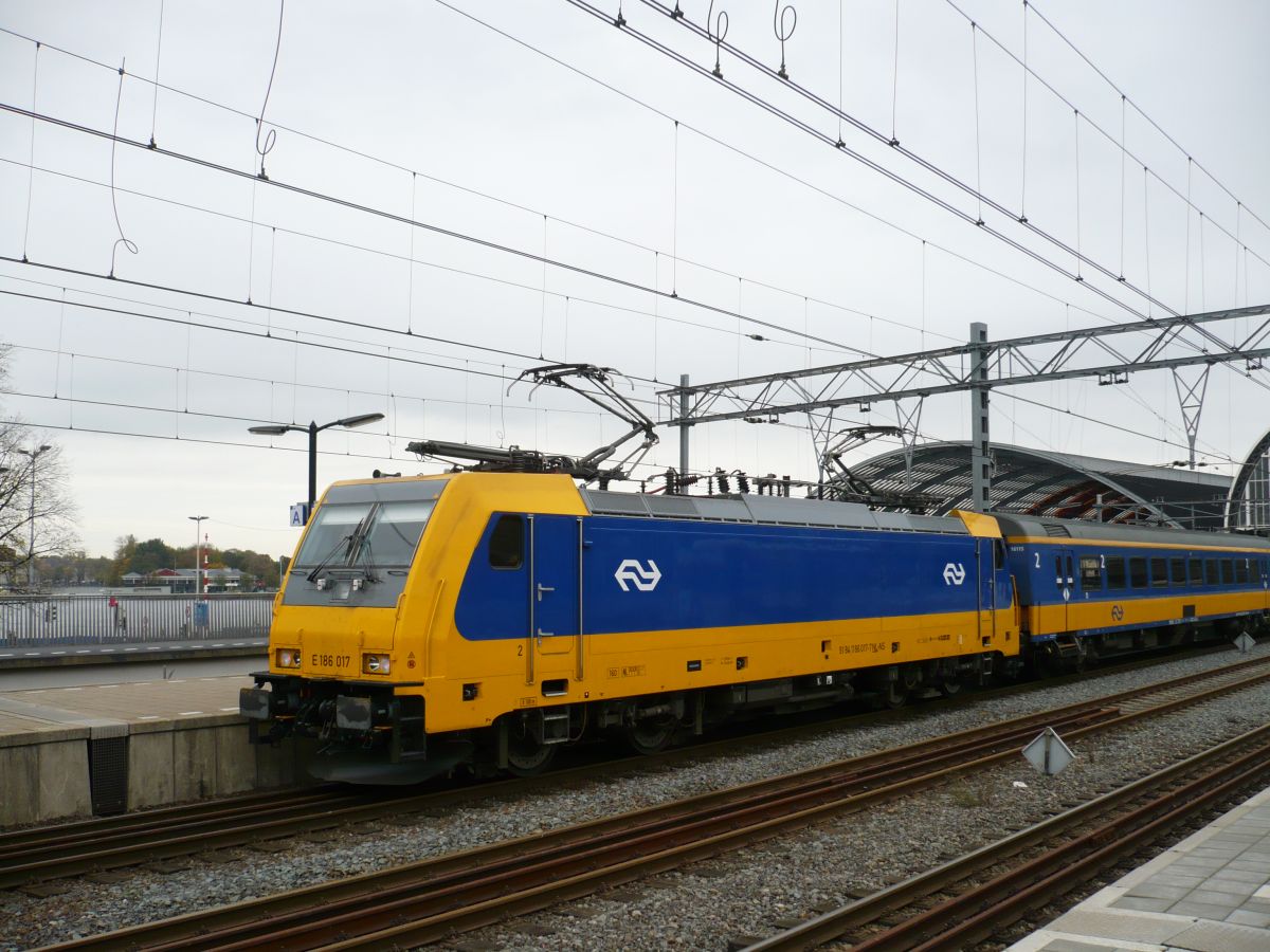 Lok 186 017 (91 84 1186 017-7) Gleis 13 Amsterdam Centraal Station 04-11-2015.

Loc 186 017 (91 84 1186 017-7) spoor 13 Amsterdam CS 04-11-2015.