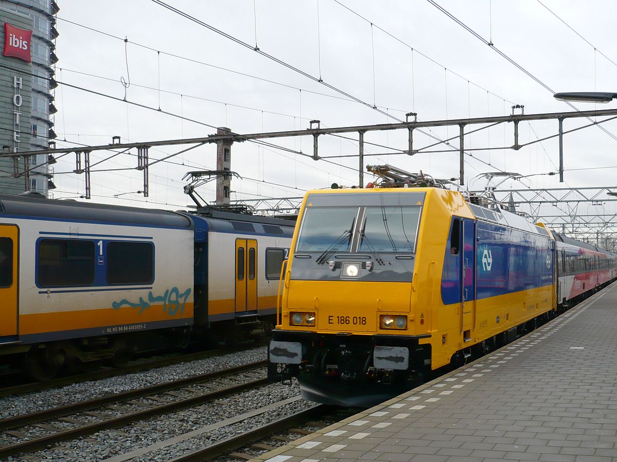 Lok 186 018 (91 84 11 86 018-50 whrend ein Probefahrt. Gleis 13 Amsterdam Centraal Station 07-01-2015.


Loc 186 018 (91 84 11 86 018-5) net afgeleverd met een testtrein. Spoor 13 Amsterdam Centraal Station 07-01-2015.