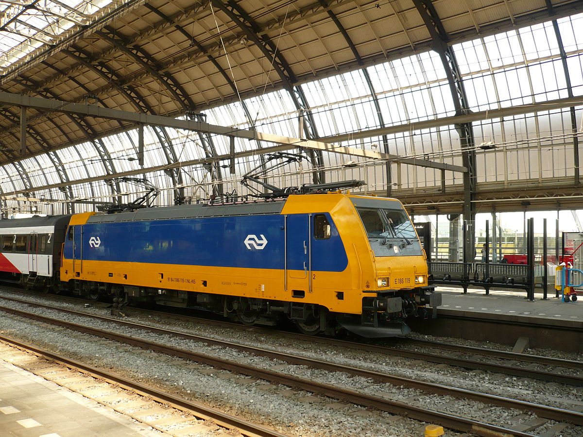 Lok 186 119 (91 84 1186 119-1) spoor 13 Amsterdam Centraal Station 10-06-2015.

Loc 186 119 (91 84 1186 119-1) spoor 13 Amsterdam Centraal Station 10-06-2015.