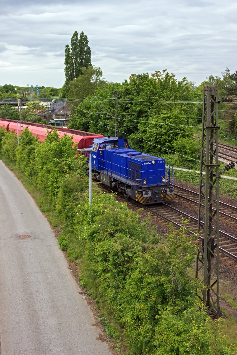 Lok 4 der Ratinger Firma Railflex (92 80 1275 111) erreicht mit einem Gterzug aus Selbstentladewagen in Krze Oberhausen-Osterfeld.