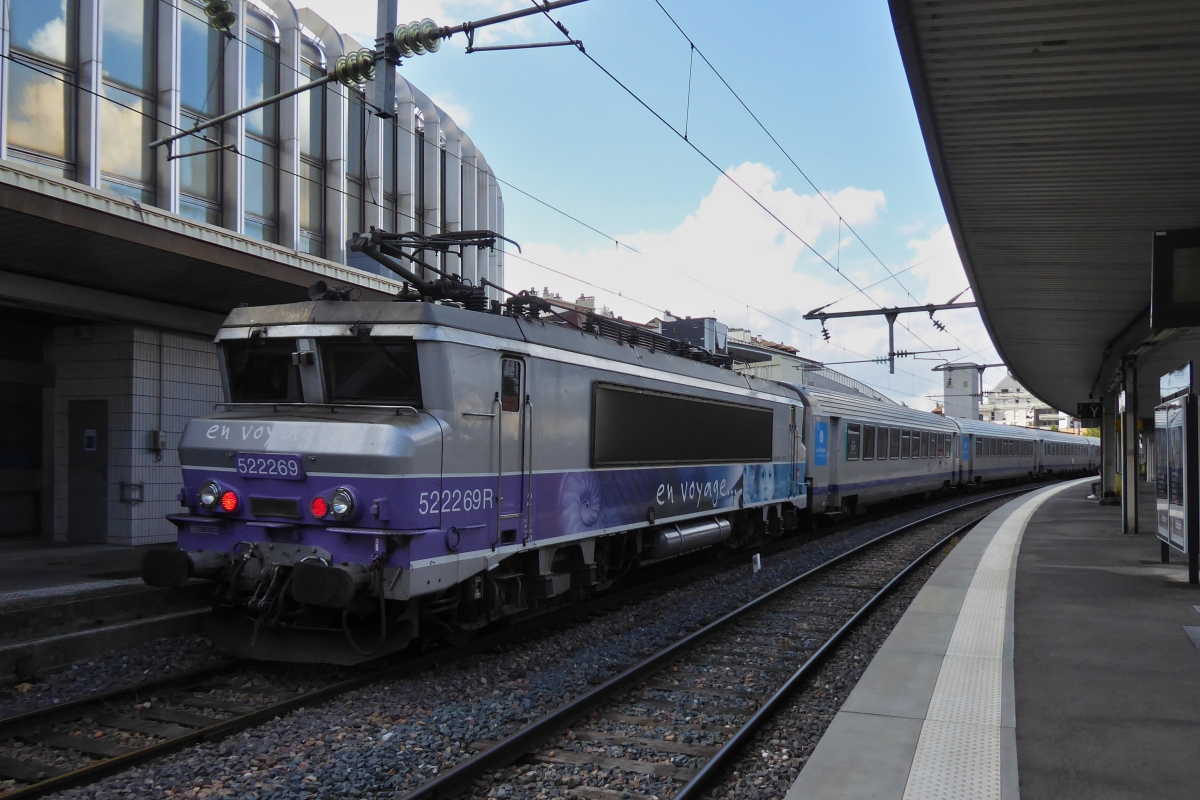 Lok 522269 wartet im Bahnhof von Annecy auf das abfahrt Signal um ihren Zug nach Chambéry – Challes-les-eaux zu schieben. 16.09.2022 (Hans) 