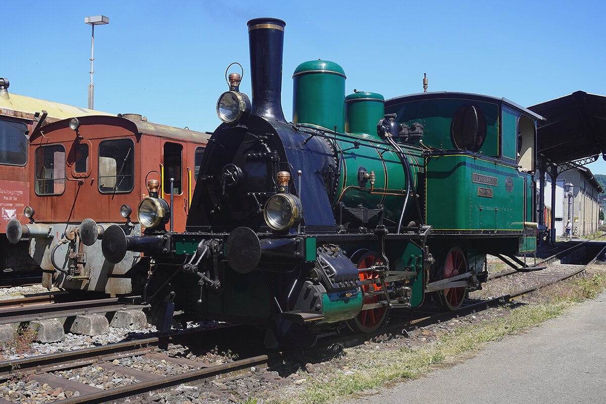 Lok 5666 der Verein Dampfgruppe Z�rich stehtam 23 Mai 2026 ins Bw Brugg w�hrend das Offener Tur Wochenende der Verein Mikado 1244. Laut die Schilder auf den Lokkasten hat diese Machine Dienst getan in der Feldschl�ssen-Brauerei bis 1965.