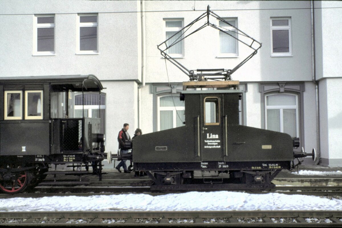 Lok EL  Lina  Baujahr 1902 von AEG Fabrik Nr.160 LP 5,80m in Trossingen Stadt zum Jubilum 100 Jahre Trossinger Eisenbahn am 13.12.1998.