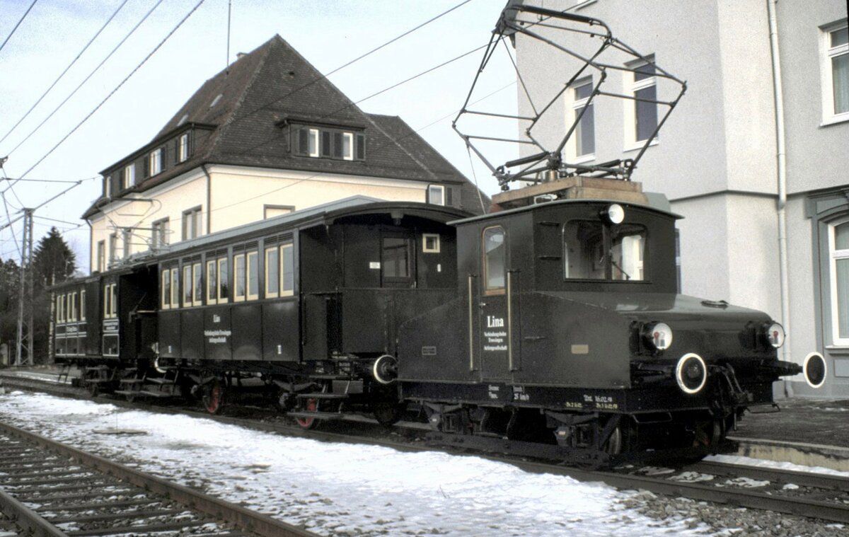 Lok EL  Lina  Baujahr 1902 von AEG Fabrik Nr.160 LP 5,80m und Wagen Lias und davor Triebwagen T 1  Zeug Christe  in Trossingen Stadt zum Jubilum 100 Jahre Trossinger Eisenbahn am 13.12.1998.