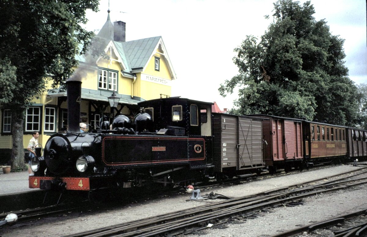 Lok Nr.4  Nelson  bei derstra Södermanlands Järnväg ÖSLJ ist mit dem Zug in Mariefred abfahrbereit am 07.08.1994.