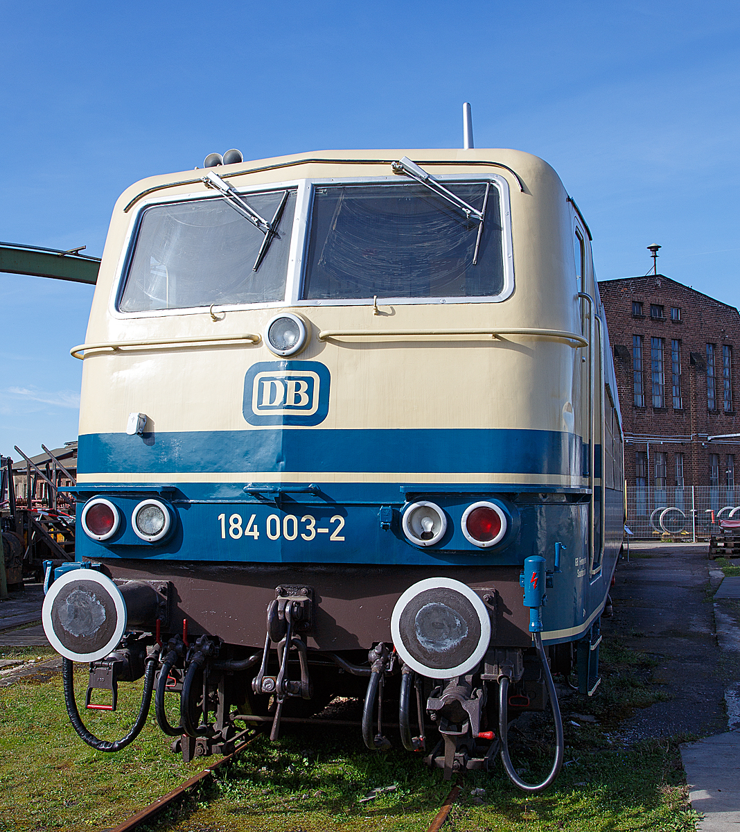 
Lokfront der 184 003-2, ex DB E 410 003, am 25.03.2017 ausgestellt im DB Museum Koblenz-Ltzel.