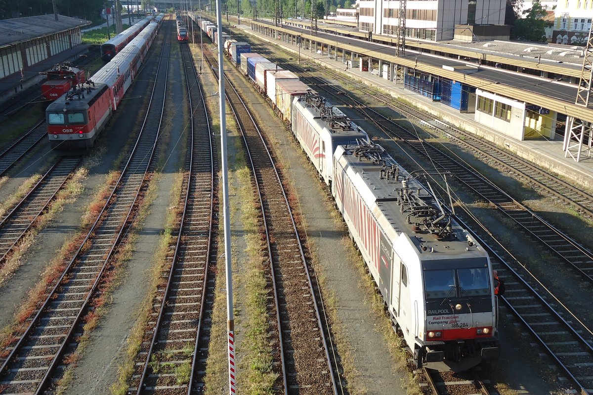 Lokomotion 186 284 treft mit Gefolg in Kufstein ein am 4 Juni 2015.