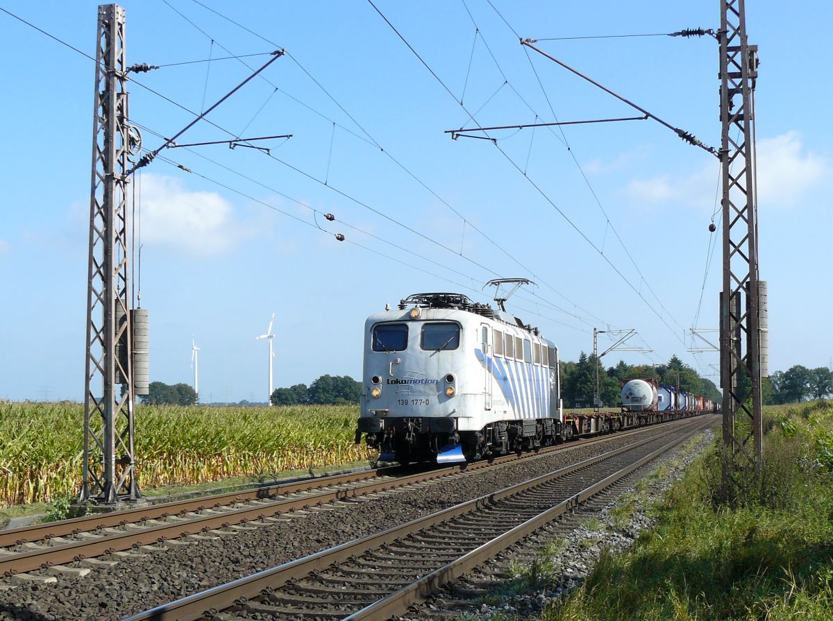 Lokomotion Lokomotive 139 177-0 Bahnbergang Waldweg, Rees, bei Emmerich am Rhein 12-09-2014.

Lokomotion locomotief 139 177-0 overweg Waldweg, Rees, bij Emmerich am Rhein 12-09-2014.